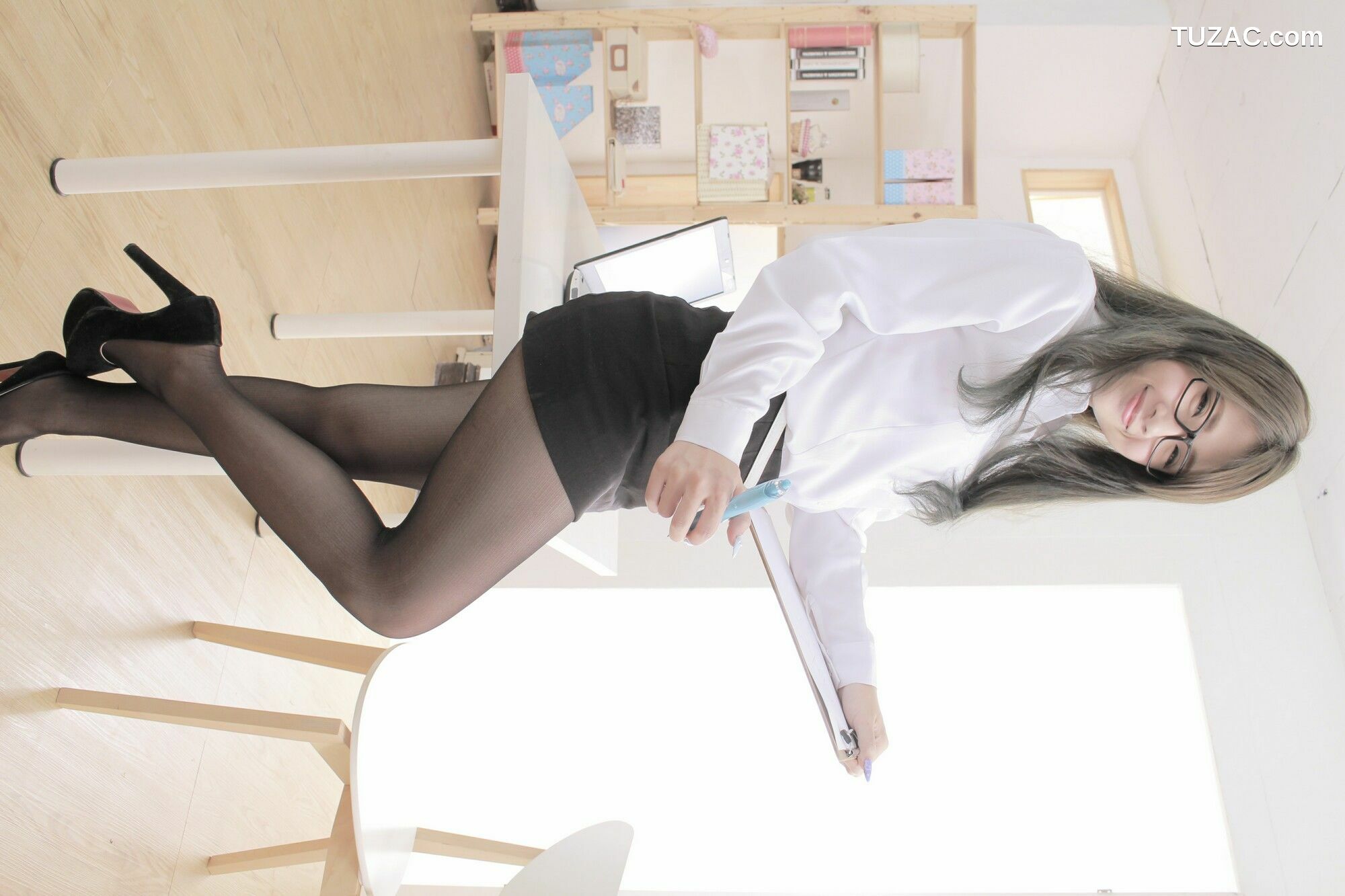 台湾正妹_ 胡安绮 - 米果OL棚拍 写真集[64P]