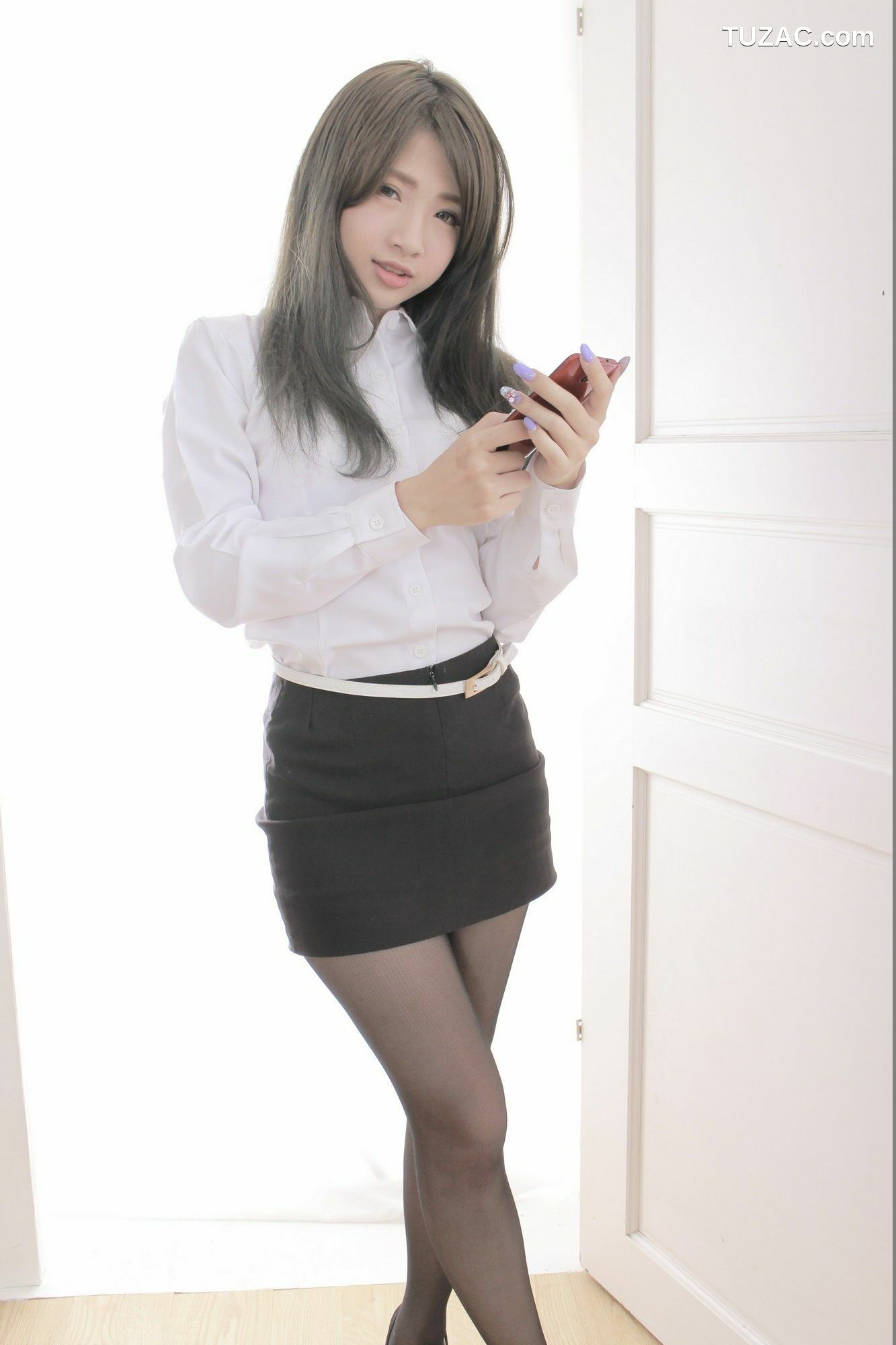 台湾正妹_ 胡安绮 - 米果OL棚拍 写真集[64P]