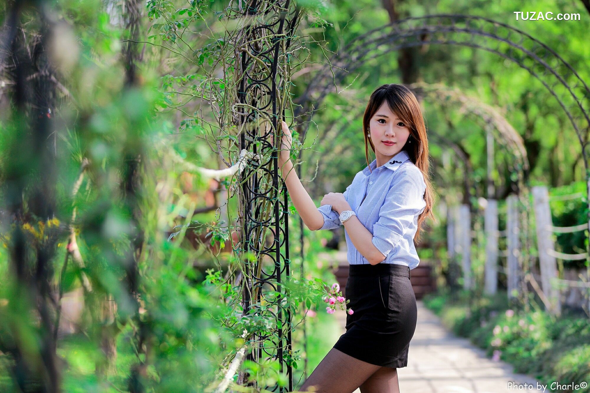 台湾正妹_ 艾琳《士林官邸外拍（共三套服装）》 写真集[82P]