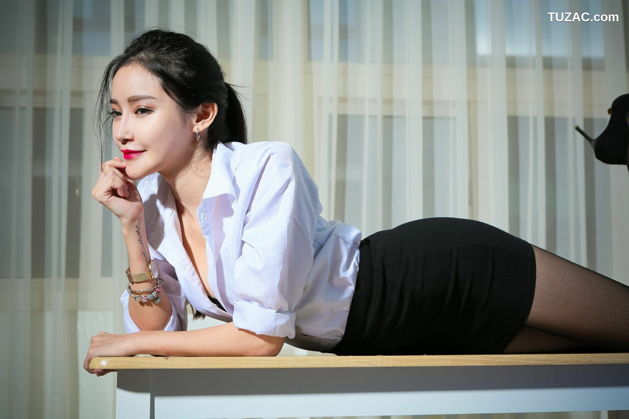 台湾正妹_ 艾葳Avril《性感OL黑丝与包臀内衣美胸秀》 写真集[130P]