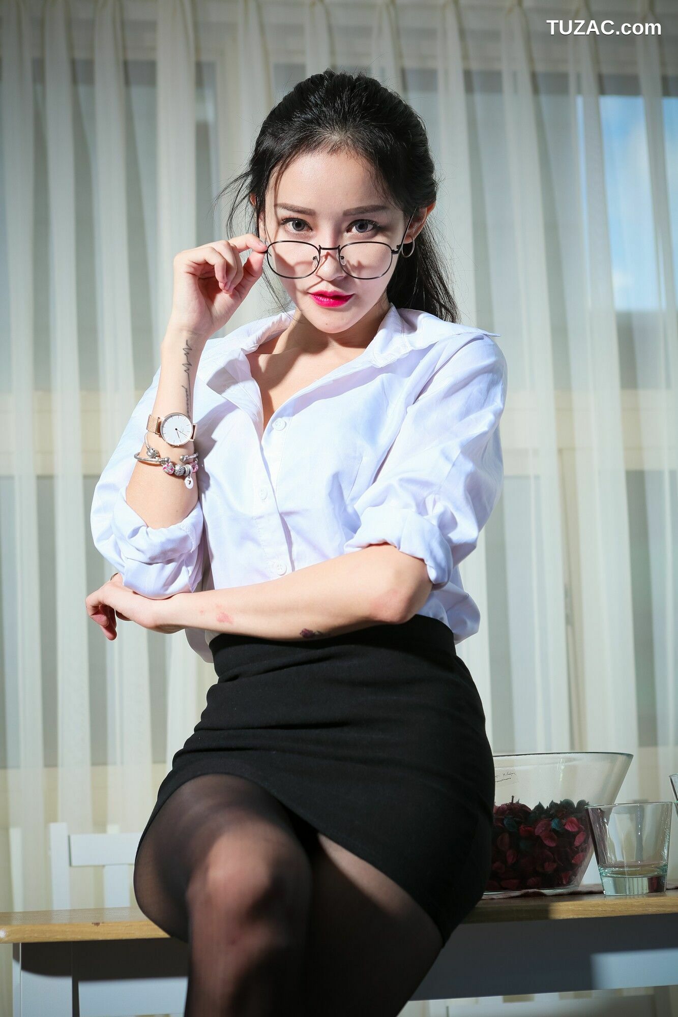 台湾正妹_ 艾葳Avril《性感OL黑丝与包臀内衣美胸秀》 写真集[130P]