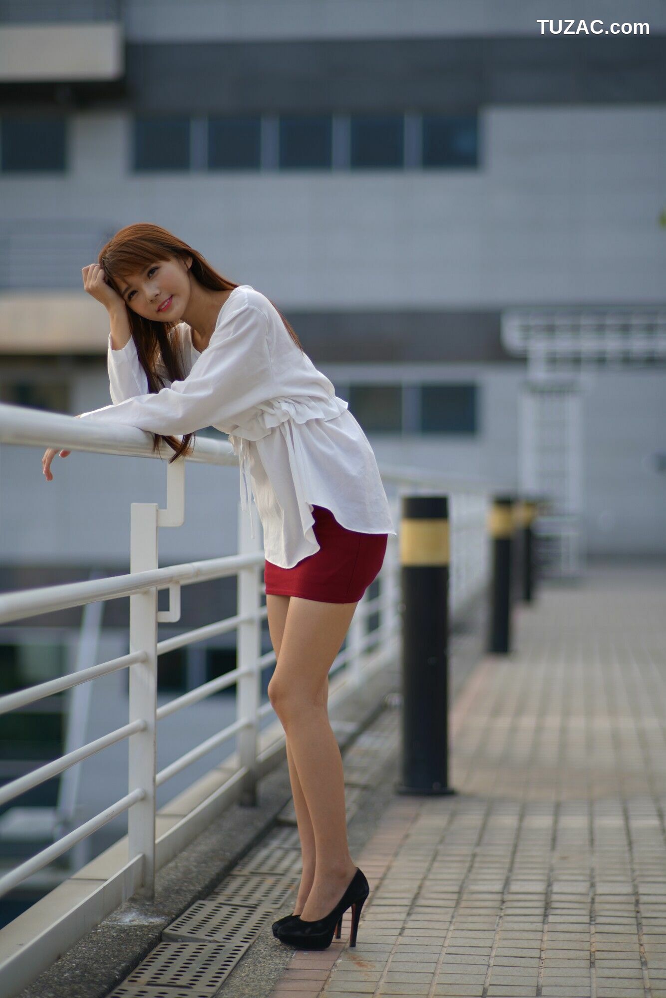 台湾正妹_ 苏郁媛《烏日高鐵～街拍包臀裙》 写真集[56P]