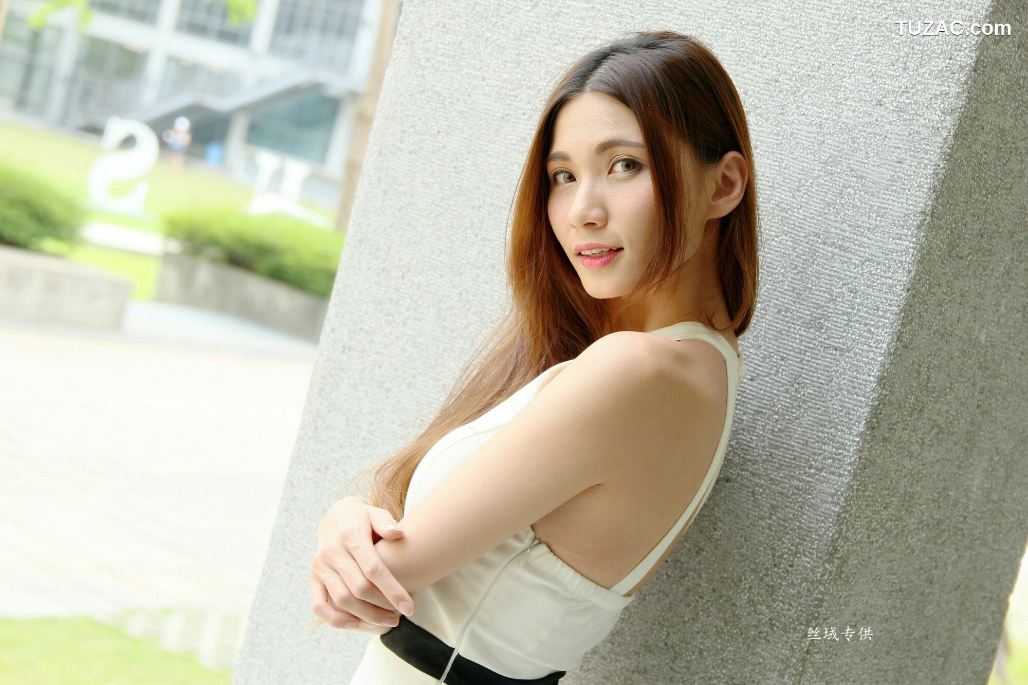 台湾正妹_ 蔡譯心《棚拍+外拍》OL女神装扮 三套套服装 写真集[77P]