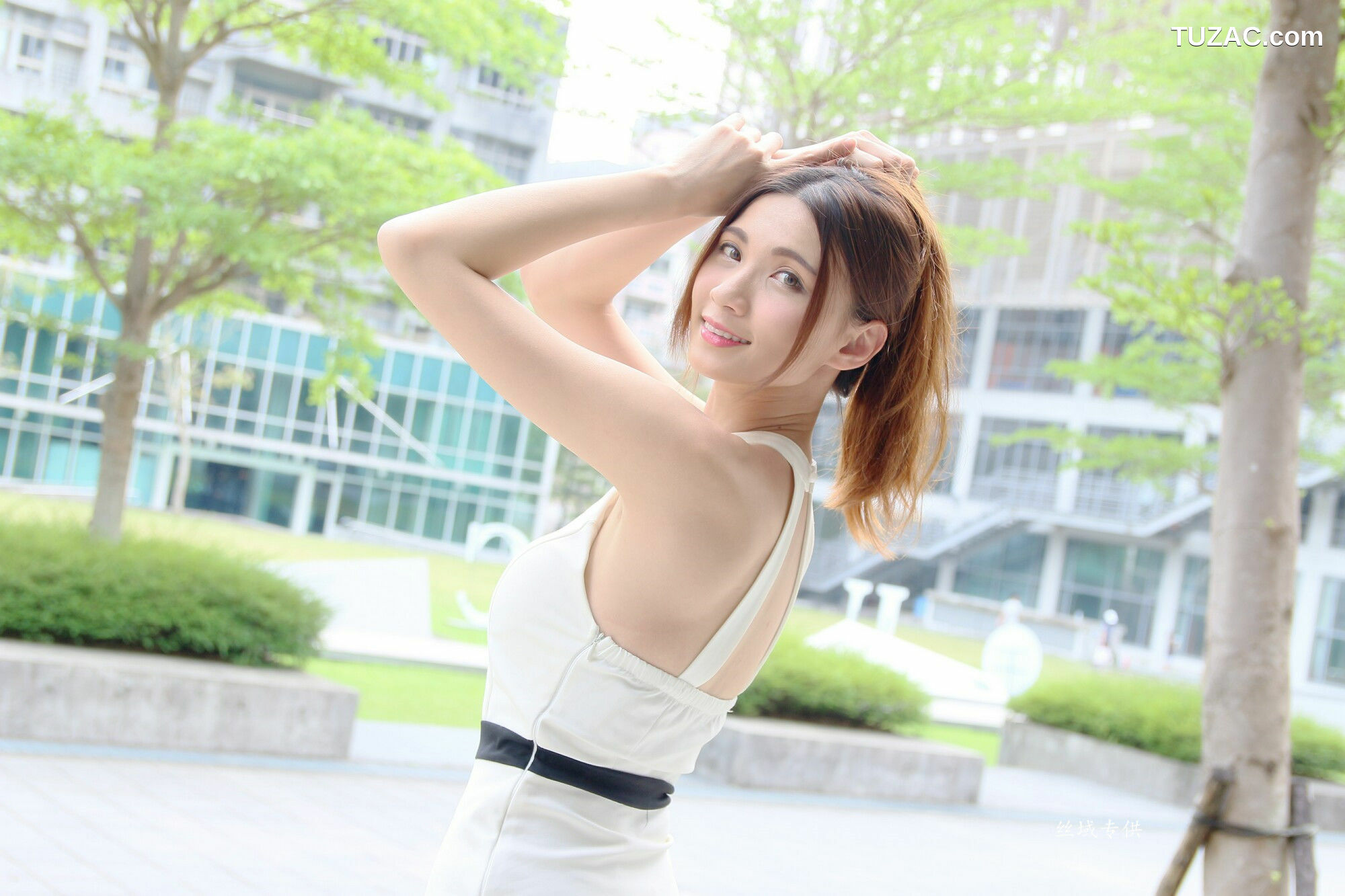 台湾正妹_ 蔡譯心《棚拍+外拍》OL女神装扮 三套套服装 写真集[77P]