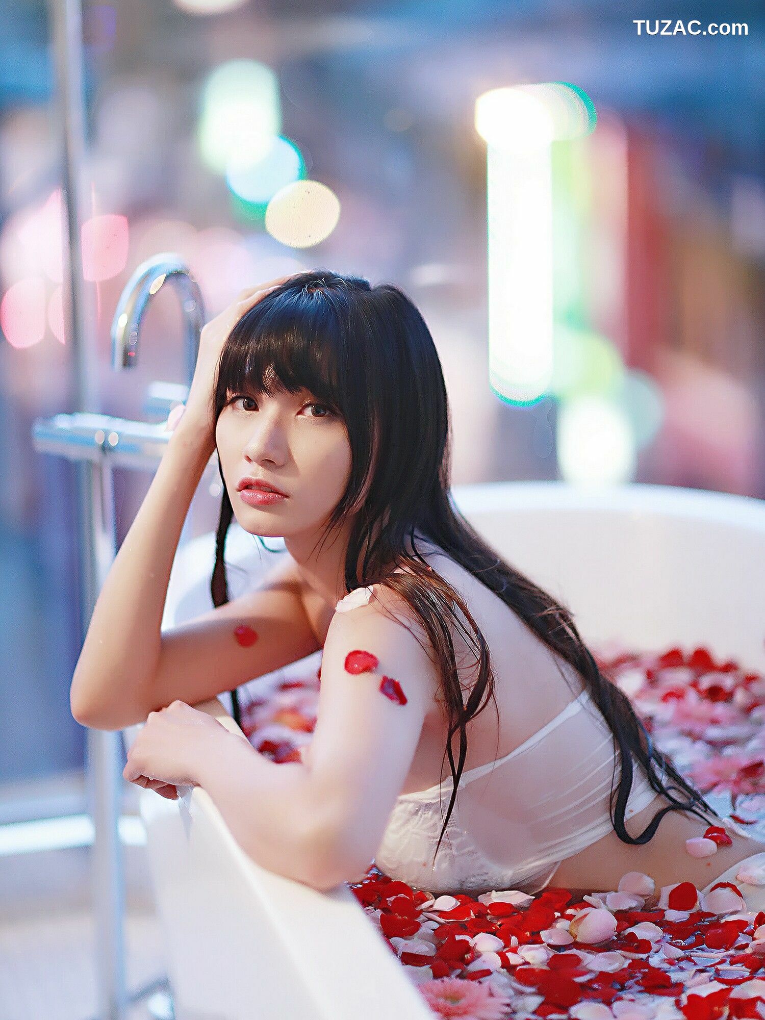 台湾正妹_ 蔡译心 - 棚拍5套服装合集 写真集[68P]