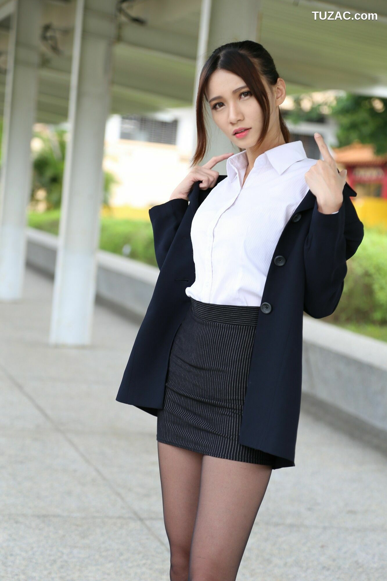 台湾正妹_ 蔡译心Candice - 街拍黑丝OL 写真集[100P]