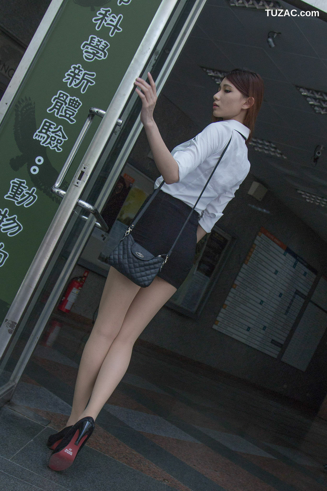 台湾正妹_ 蔡译心Candice《台大外拍 女教师》 写真集[63P]