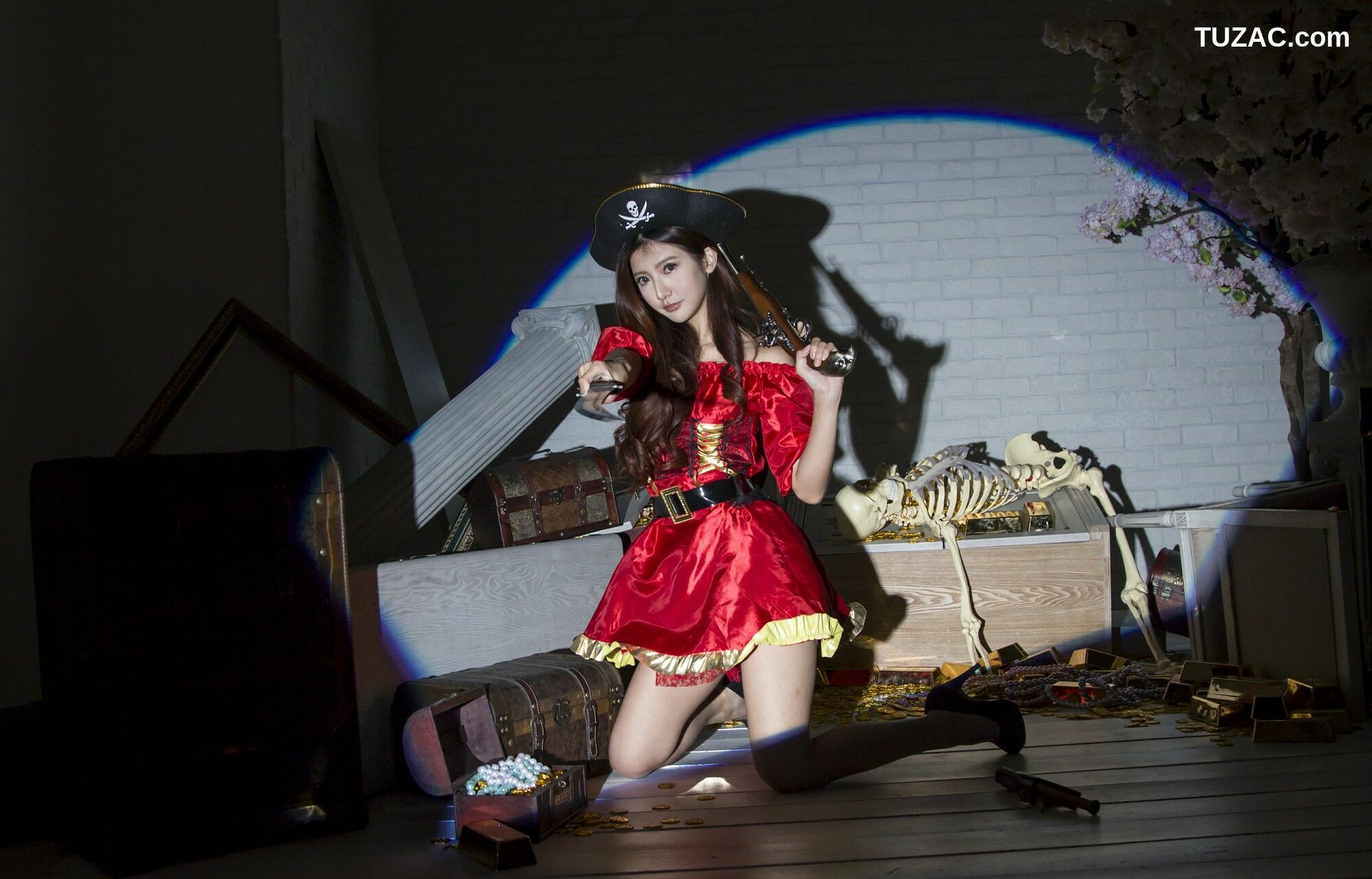 台湾正妹_ 薇安Vivian 琴棚軍警&amp;海盜風棚拍 写真集[34P]