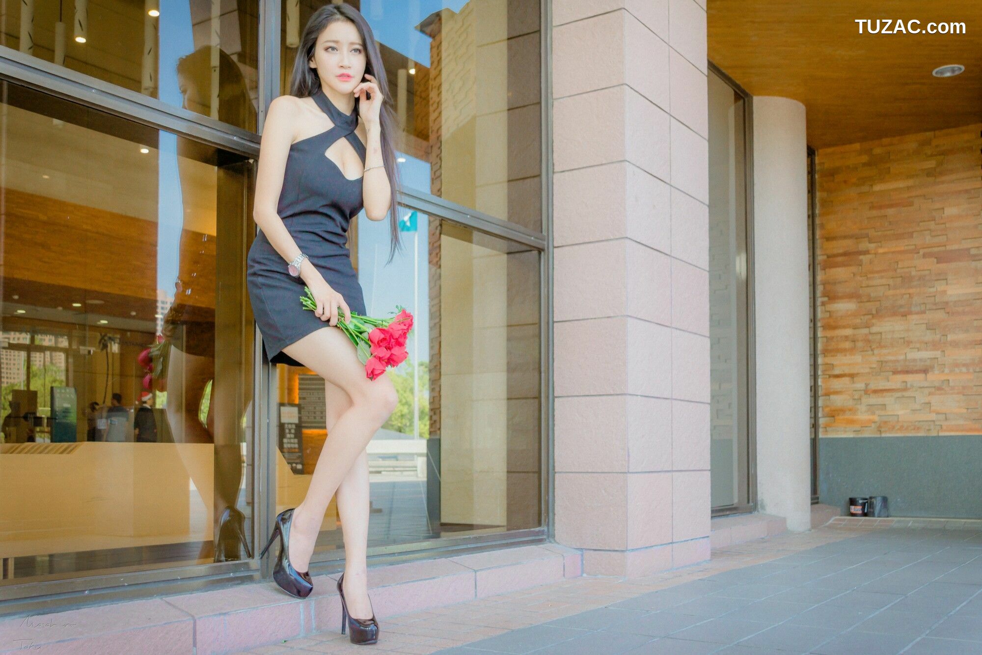 台湾正妹_ 詹艾葳Avril《黑白双色女神街拍》 写真集[71P]