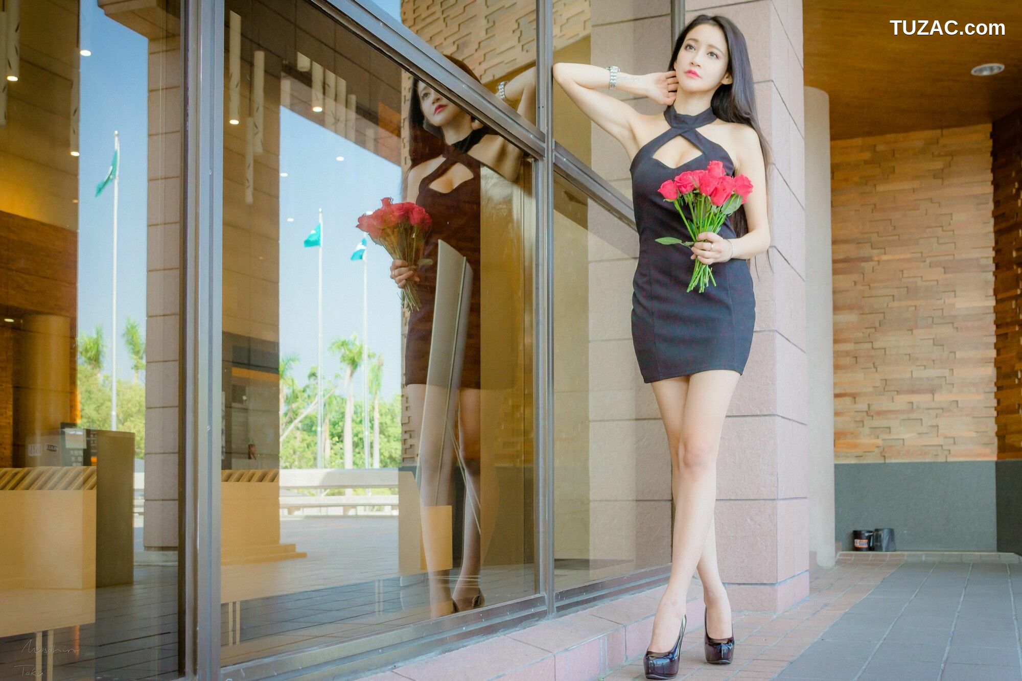 台湾正妹_ 詹艾葳Avril《黑白双色女神街拍》 写真集[71P]