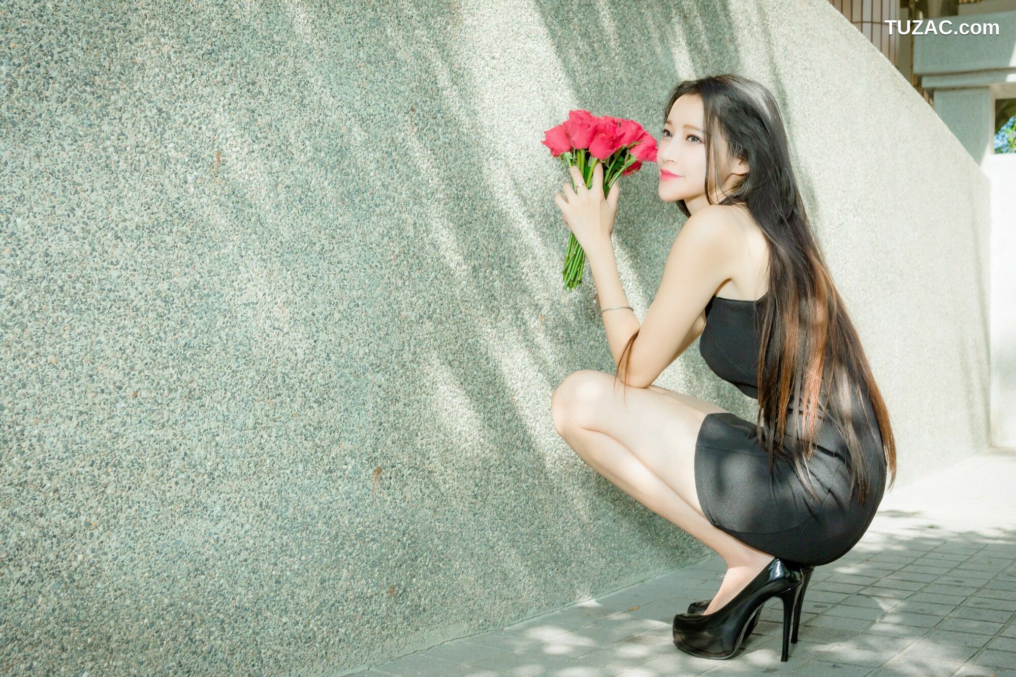 台湾正妹_ 詹艾葳Avril《黑白双色女神街拍》 写真集[71P]