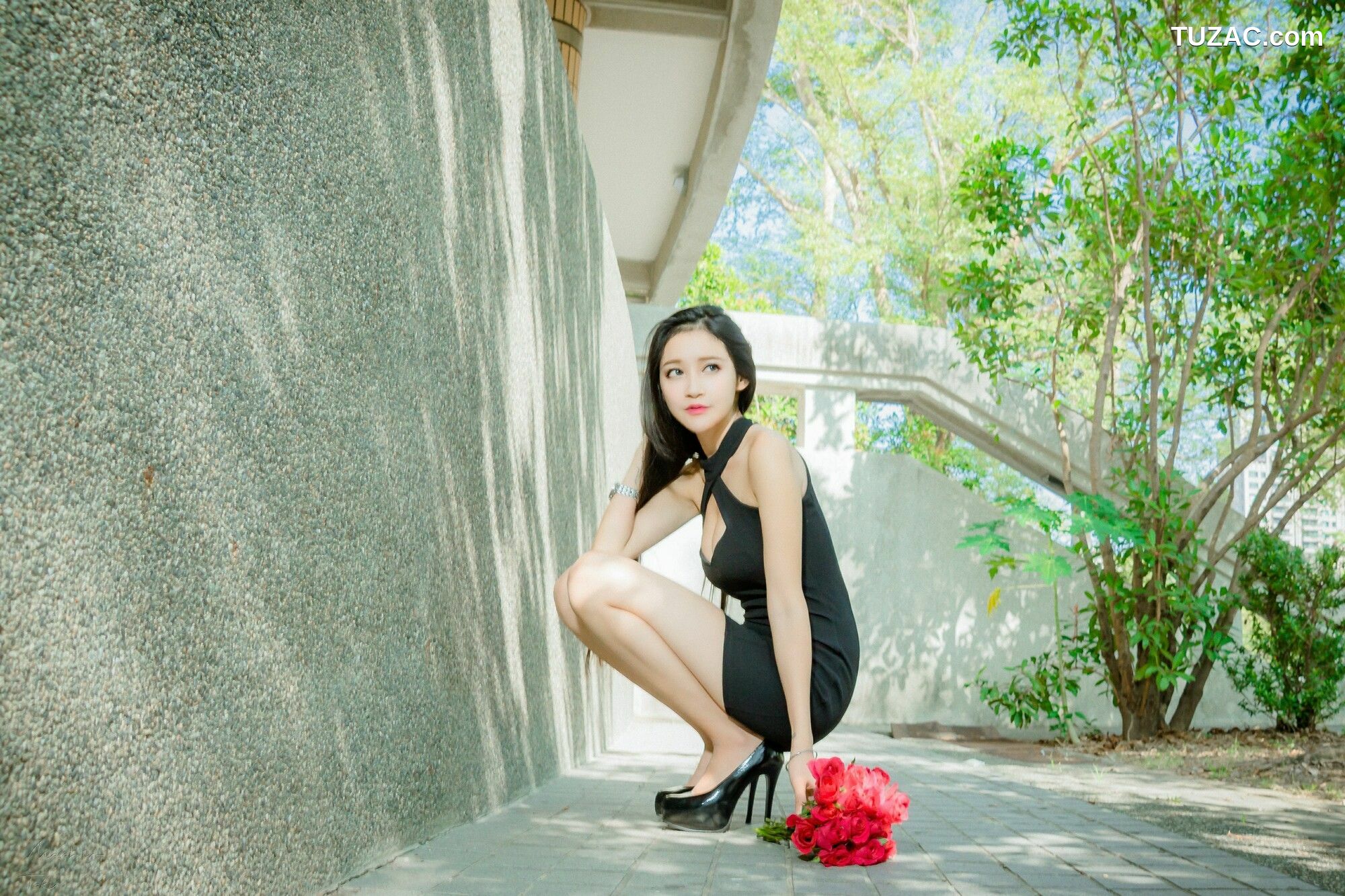 台湾正妹_ 詹艾葳Avril《黑白双色女神街拍》 写真集[71P]