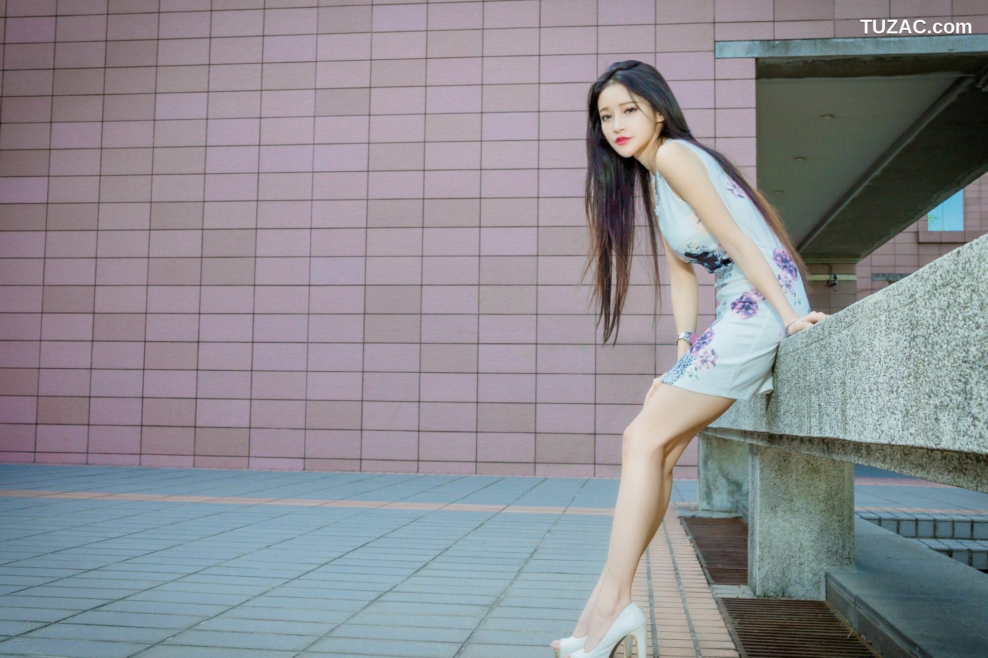 台湾正妹_ 詹艾葳Avril《黑白双色女神街拍》 写真集[71P]