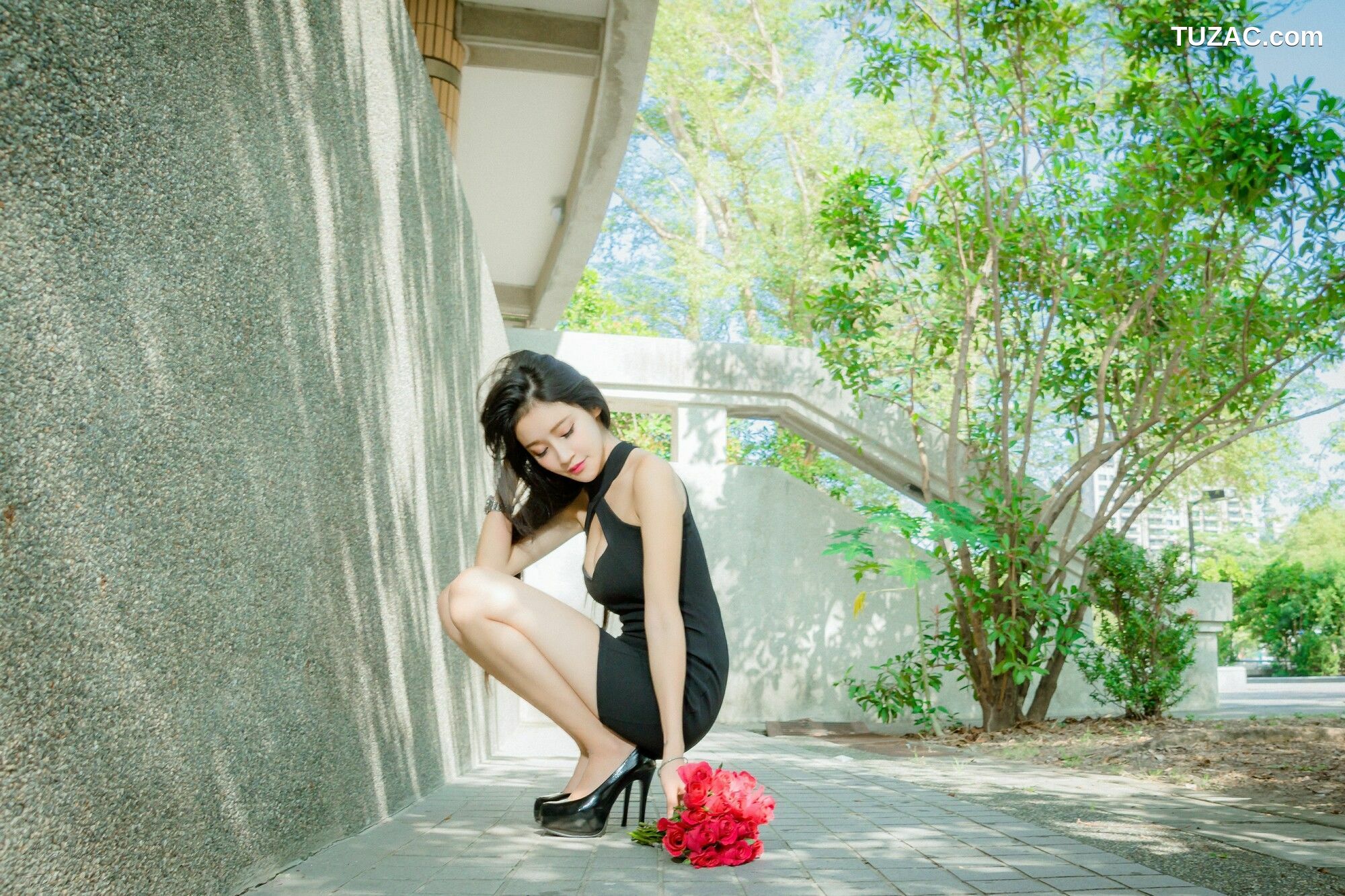 台湾正妹_ 詹艾葳Avril《黑白双色女神街拍》 写真集[71P]