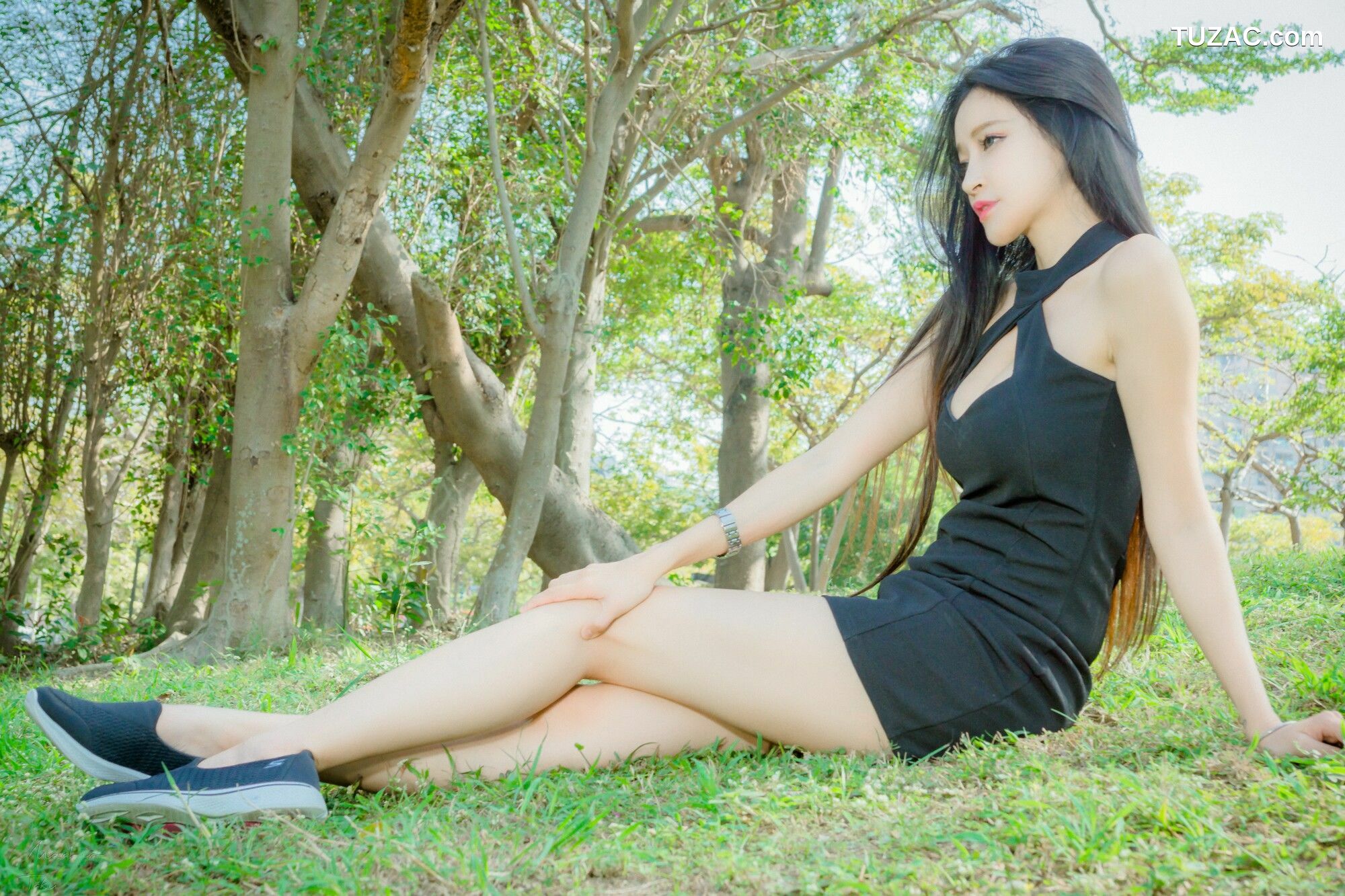 台湾正妹_ 詹艾葳Avril《黑白双色女神街拍》 写真集[71P]