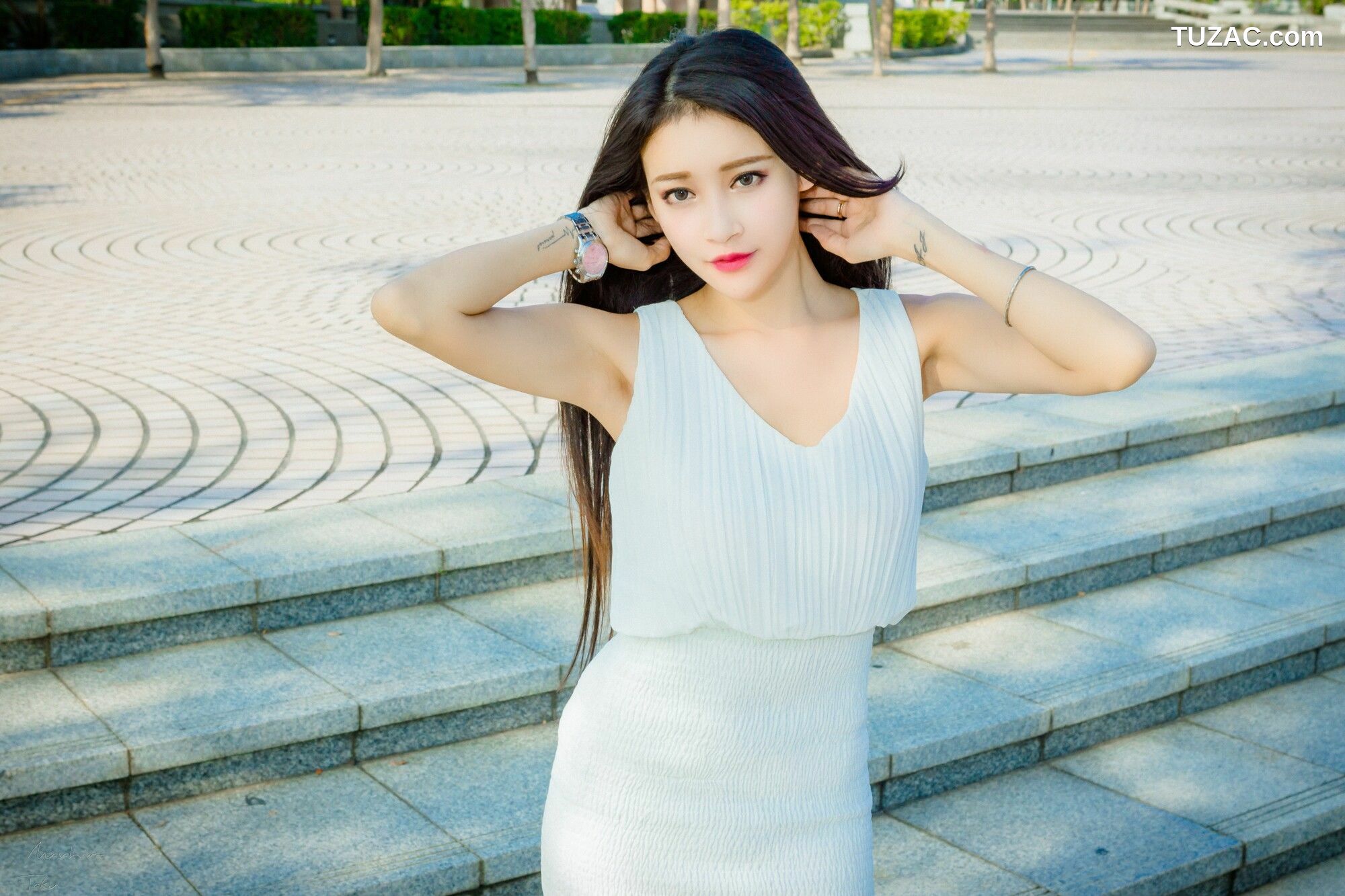 台湾正妹_ 詹艾葳Avril《黑白双色女神街拍》 写真集[71P]