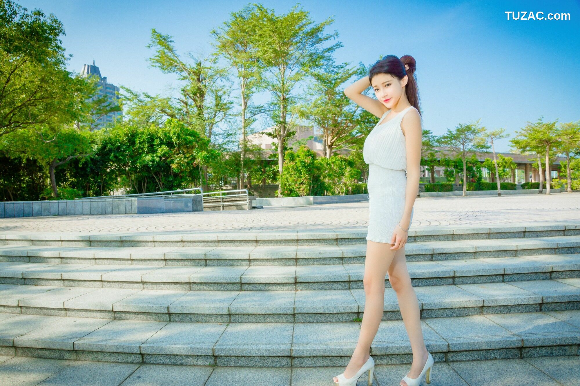 台湾正妹_ 詹艾葳Avril《黑白双色女神街拍》 写真集[71P]