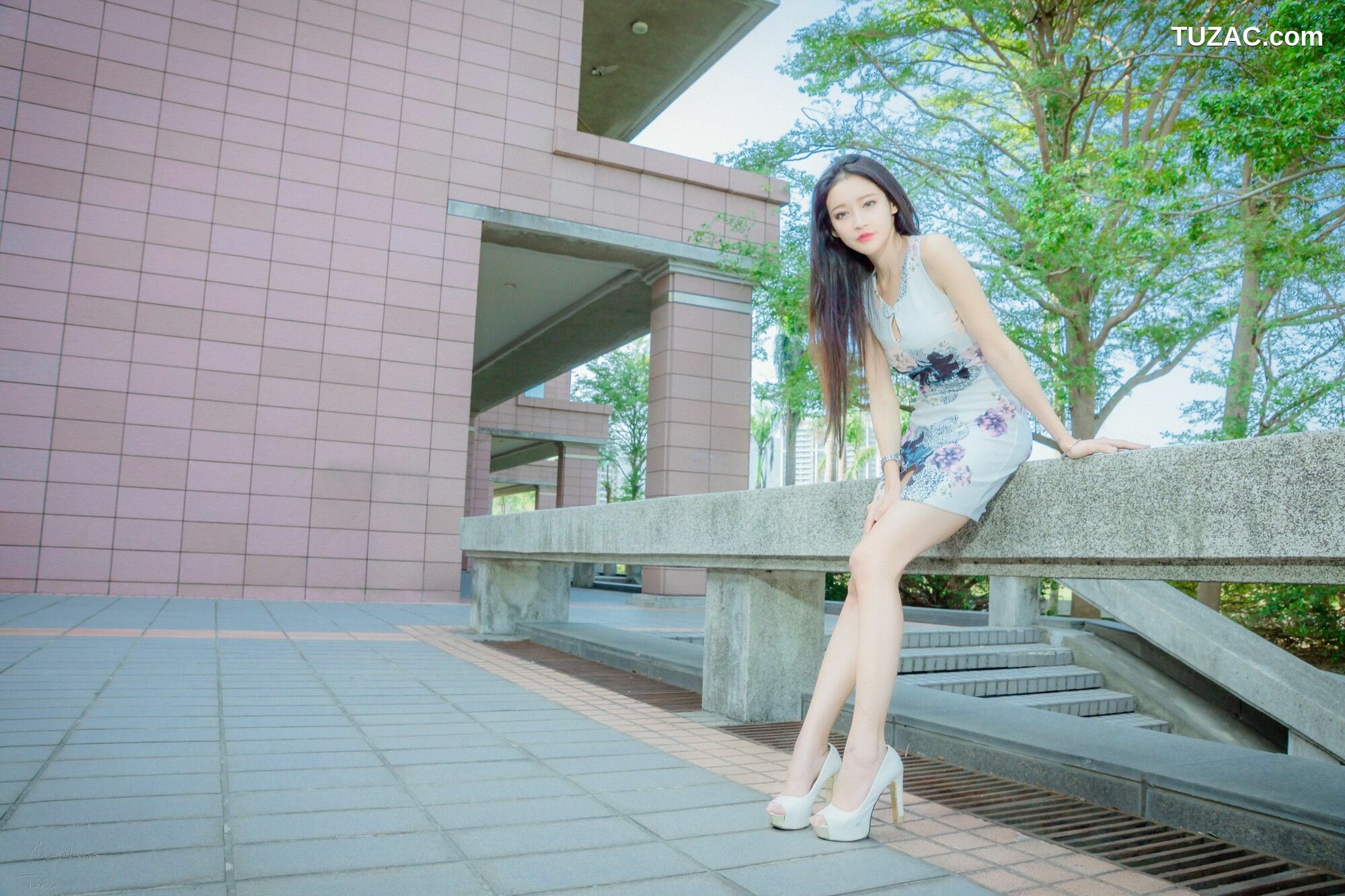 台湾正妹_ 詹艾葳Avril《黑白双色女神街拍》 写真集[71P]