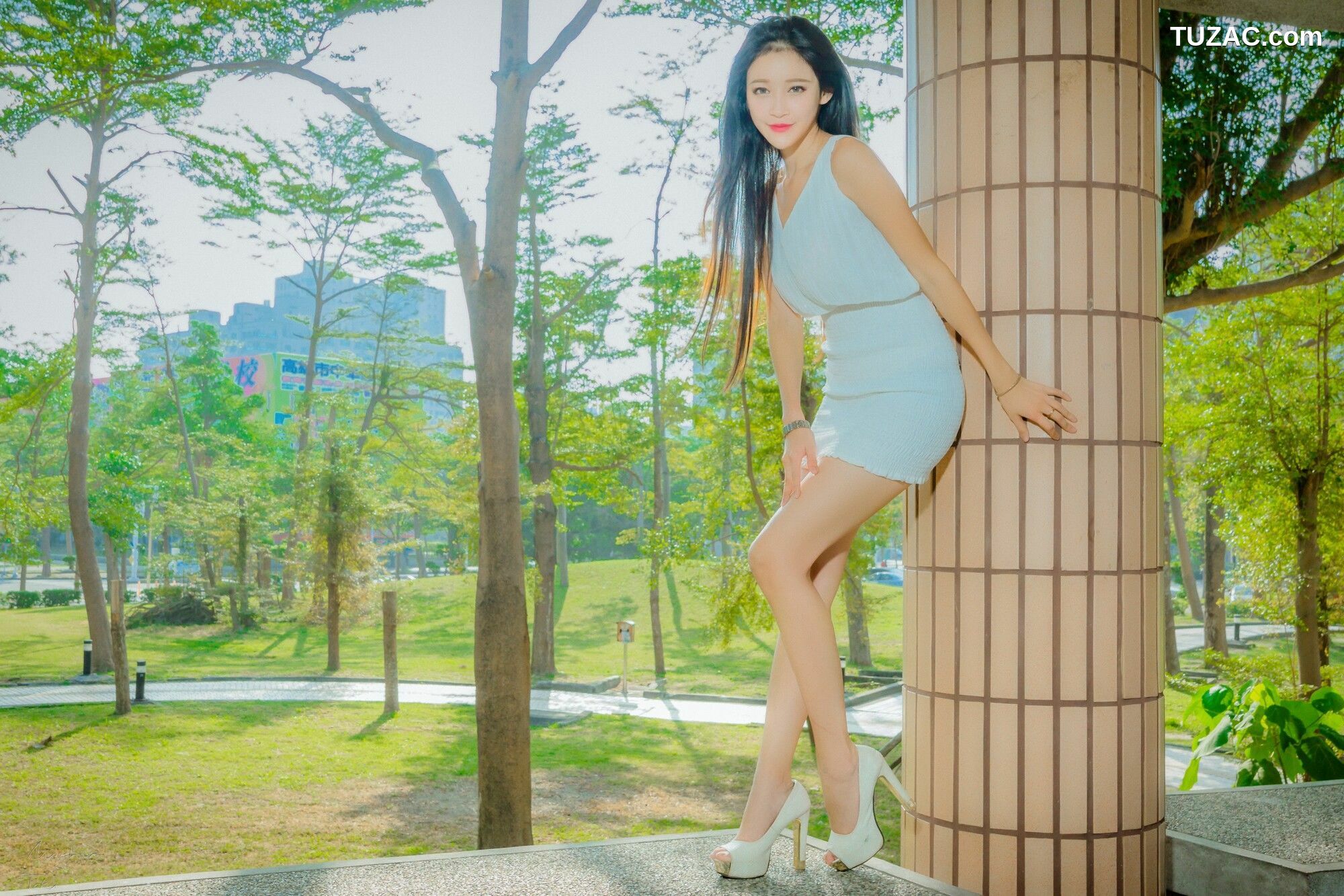 台湾正妹_ 詹艾葳Avril《黑白双色女神街拍》 写真集[71P]