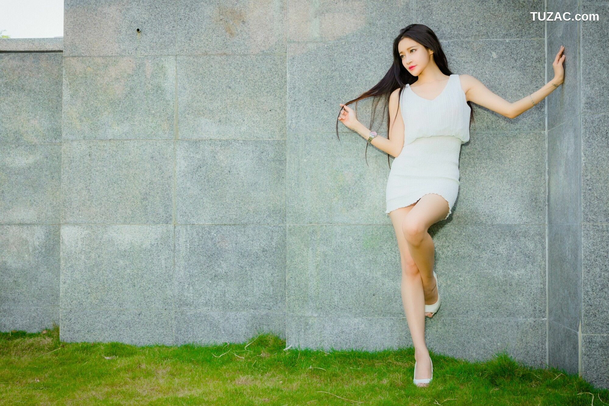 台湾正妹_ 詹艾葳Avril《黑白双色女神街拍》 写真集[71P]