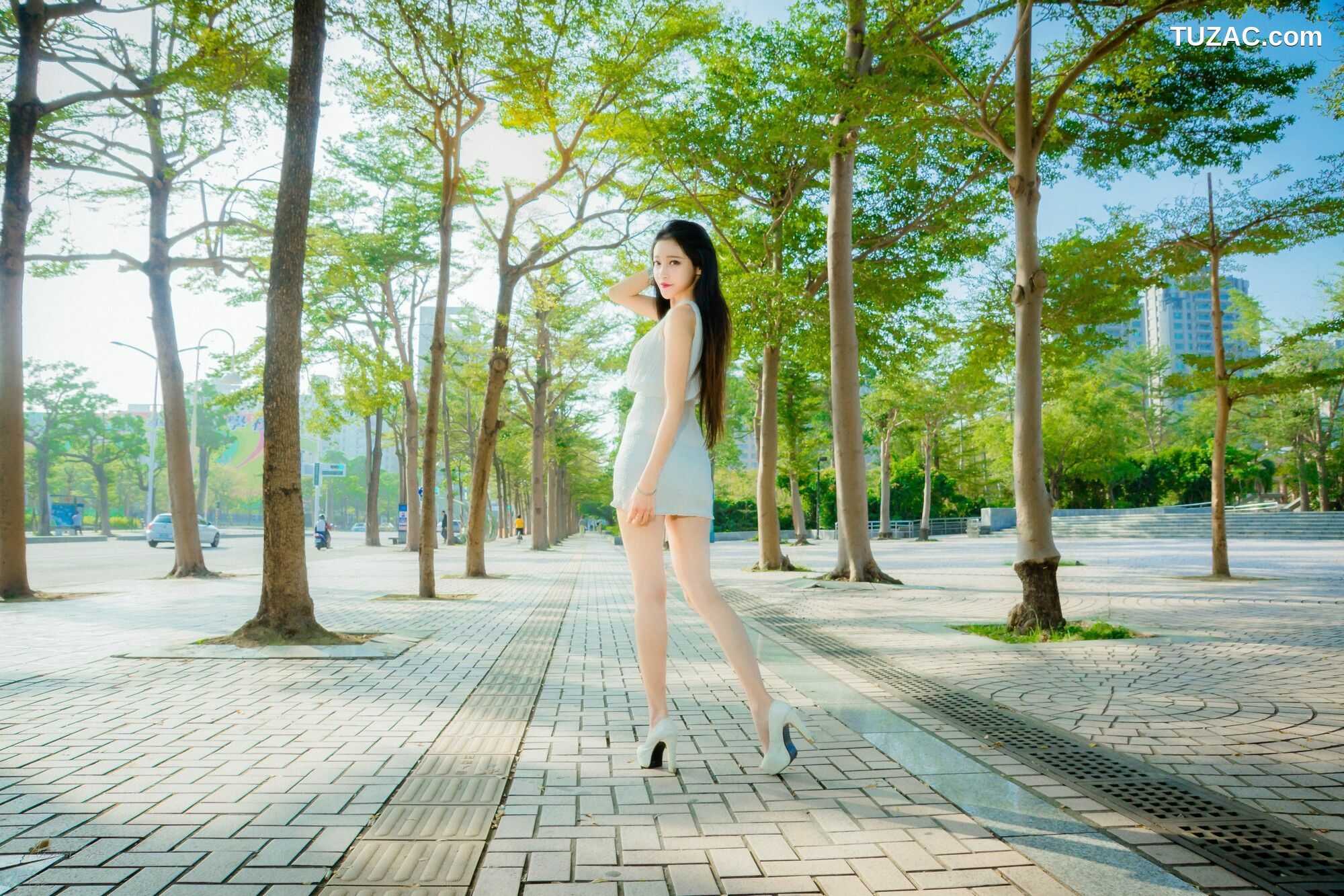 台湾正妹_ 詹艾葳Avril《黑白双色女神街拍》 写真集[71P]