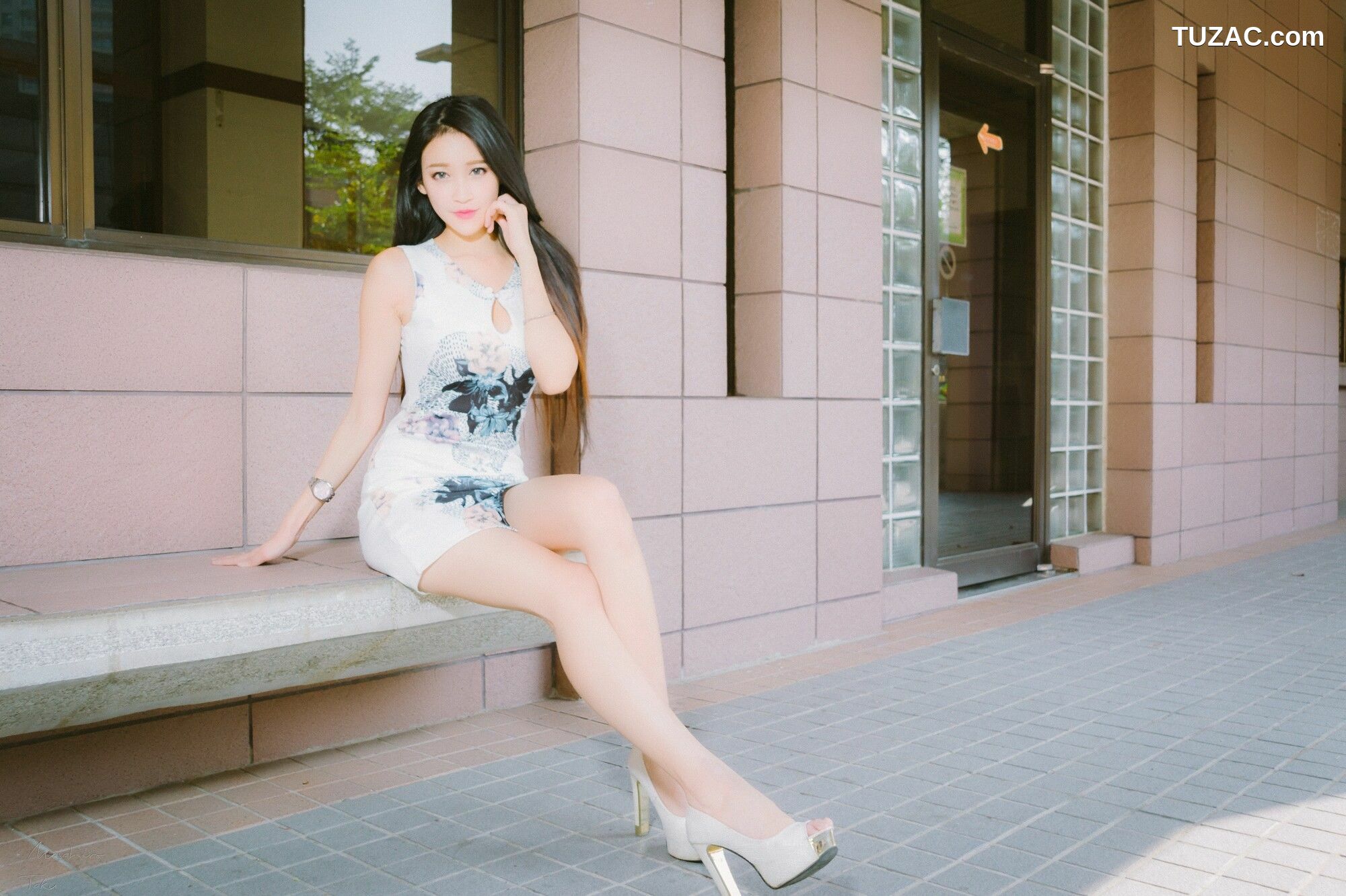 台湾正妹_ 詹艾葳Avril《黑白双色女神街拍》 写真集[71P]