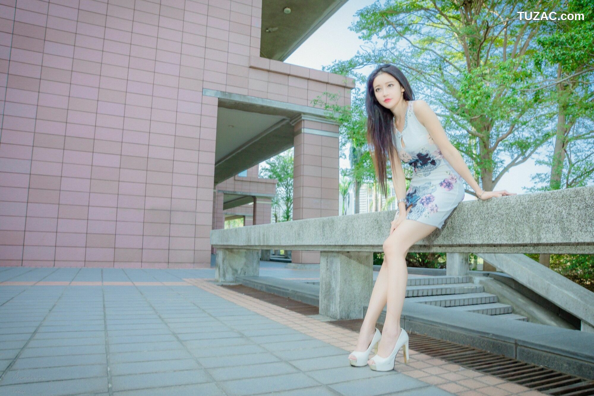 台湾正妹_ 詹艾葳Avril《黑白双色女神街拍》 写真集[71P]
