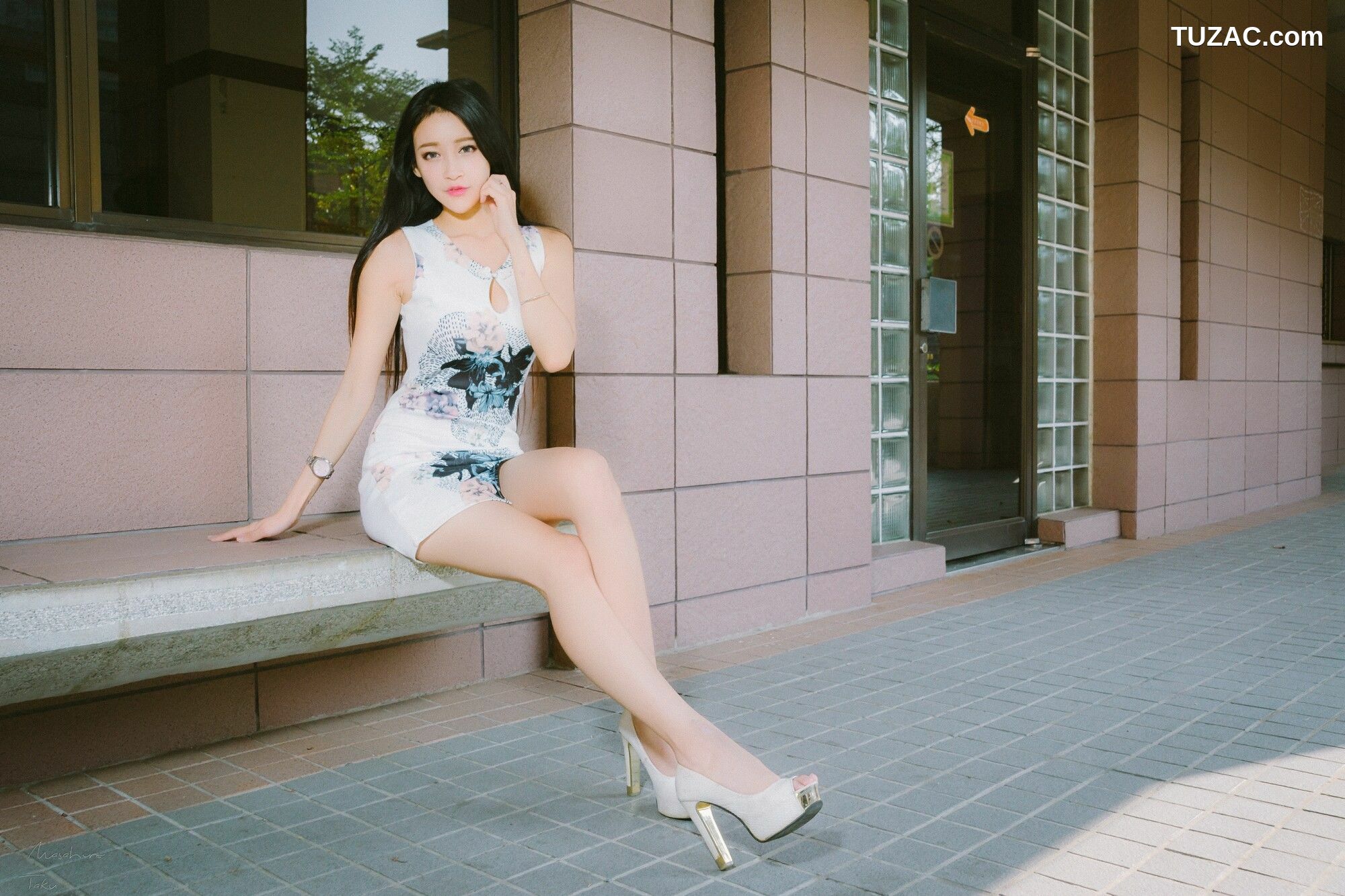 台湾正妹_ 詹艾葳Avril《黑白双色女神街拍》 写真集[71P]