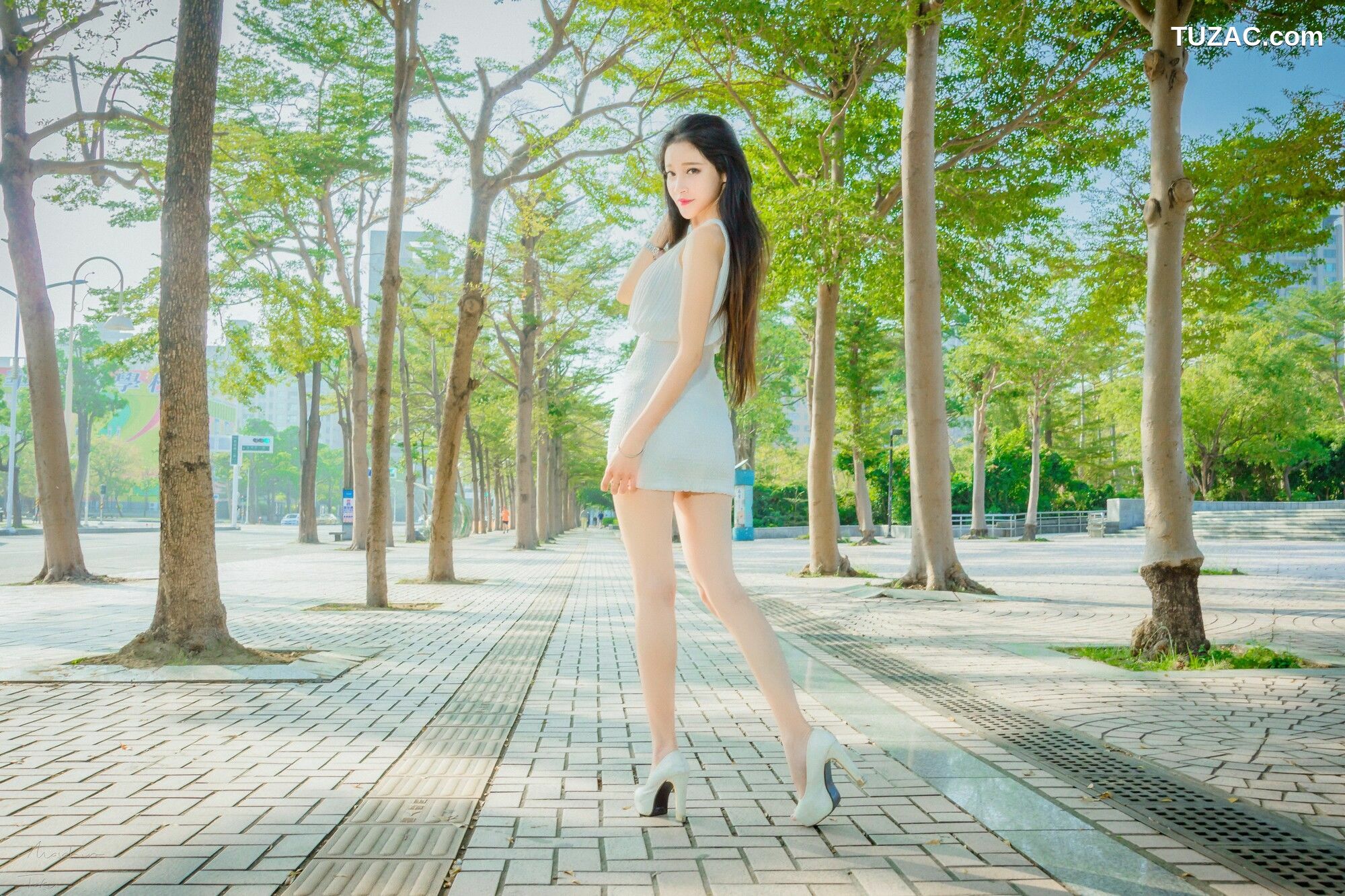 台湾正妹_ 詹艾葳Avril《黑白双色女神街拍》 写真集[71P]