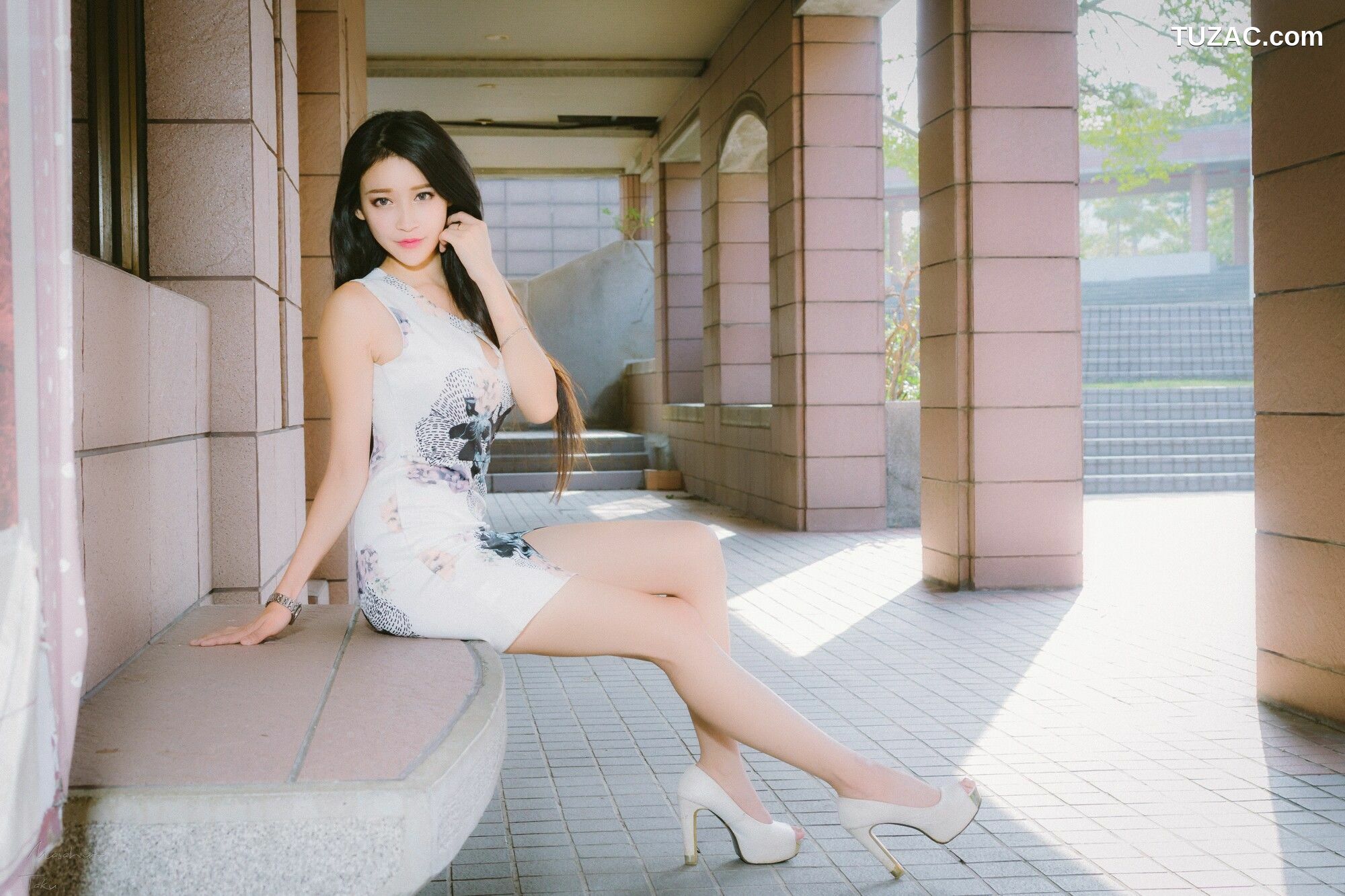 台湾正妹_ 詹艾葳Avril《黑白双色女神街拍》 写真集[71P]