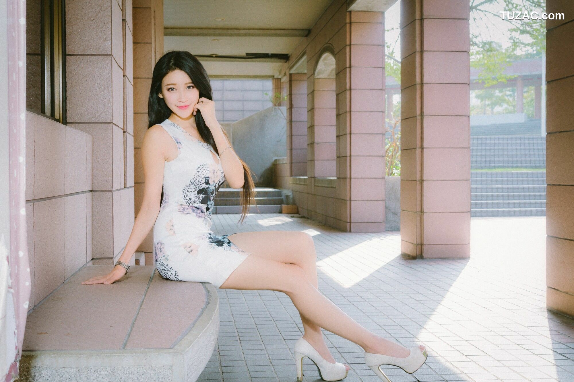 台湾正妹_ 詹艾葳Avril《黑白双色女神街拍》 写真集[71P]