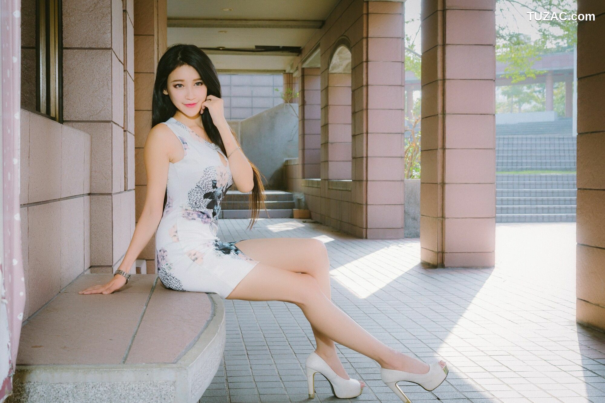 台湾正妹_ 詹艾葳Avril《黑白双色女神街拍》 写真集[71P]