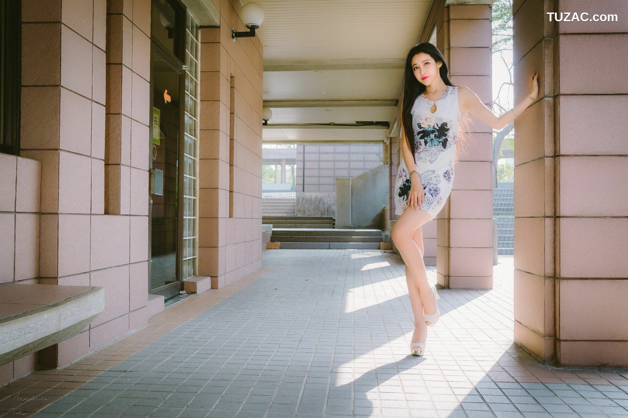 台湾正妹_ 詹艾葳Avril《黑白双色女神街拍》 写真集[71P]