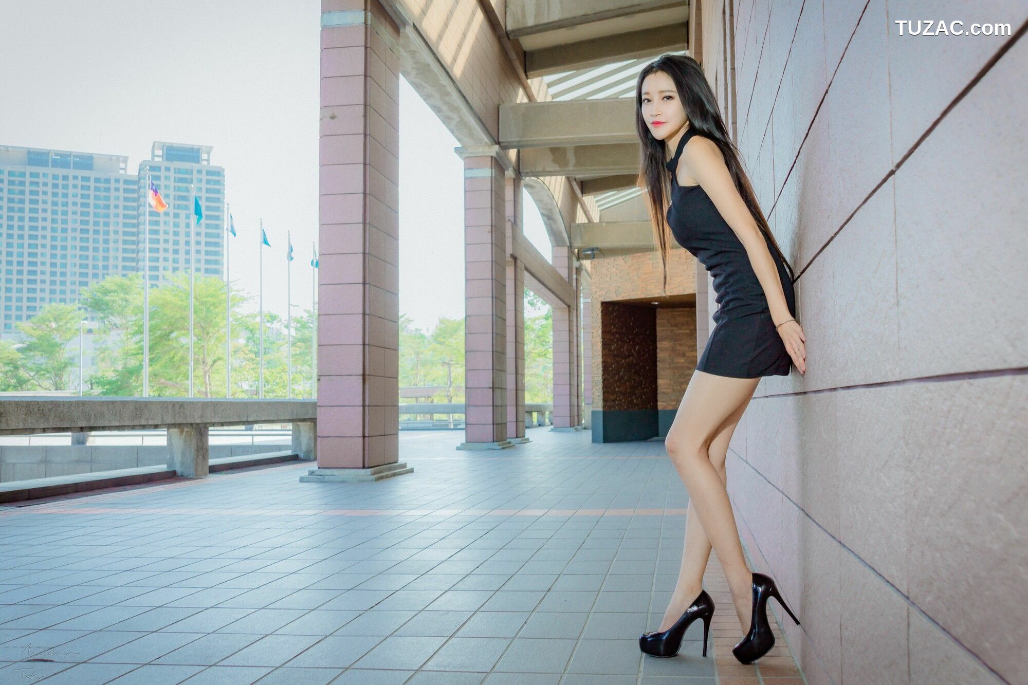 台湾正妹_ 詹艾葳Avril《黑白双色女神街拍》 写真集[71P]