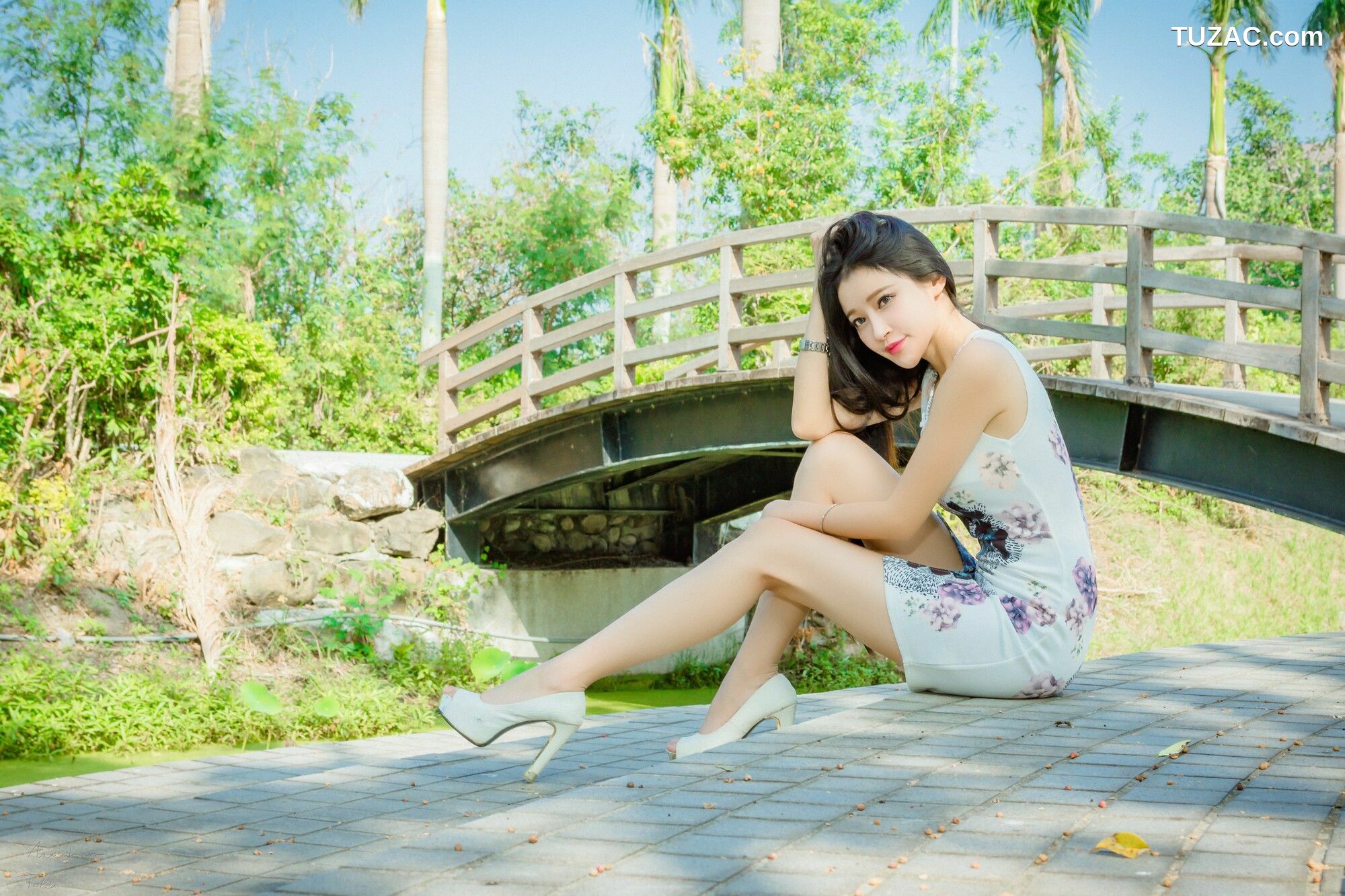 台湾正妹_ 詹艾葳Avril《黑白双色女神街拍》 写真集[71P]