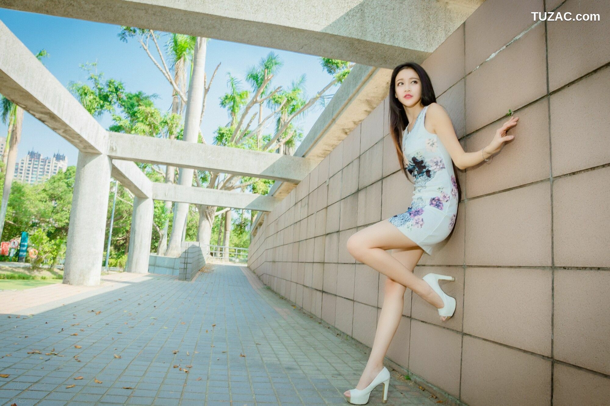 台湾正妹_ 詹艾葳Avril《黑白双色女神街拍》 写真集[71P]