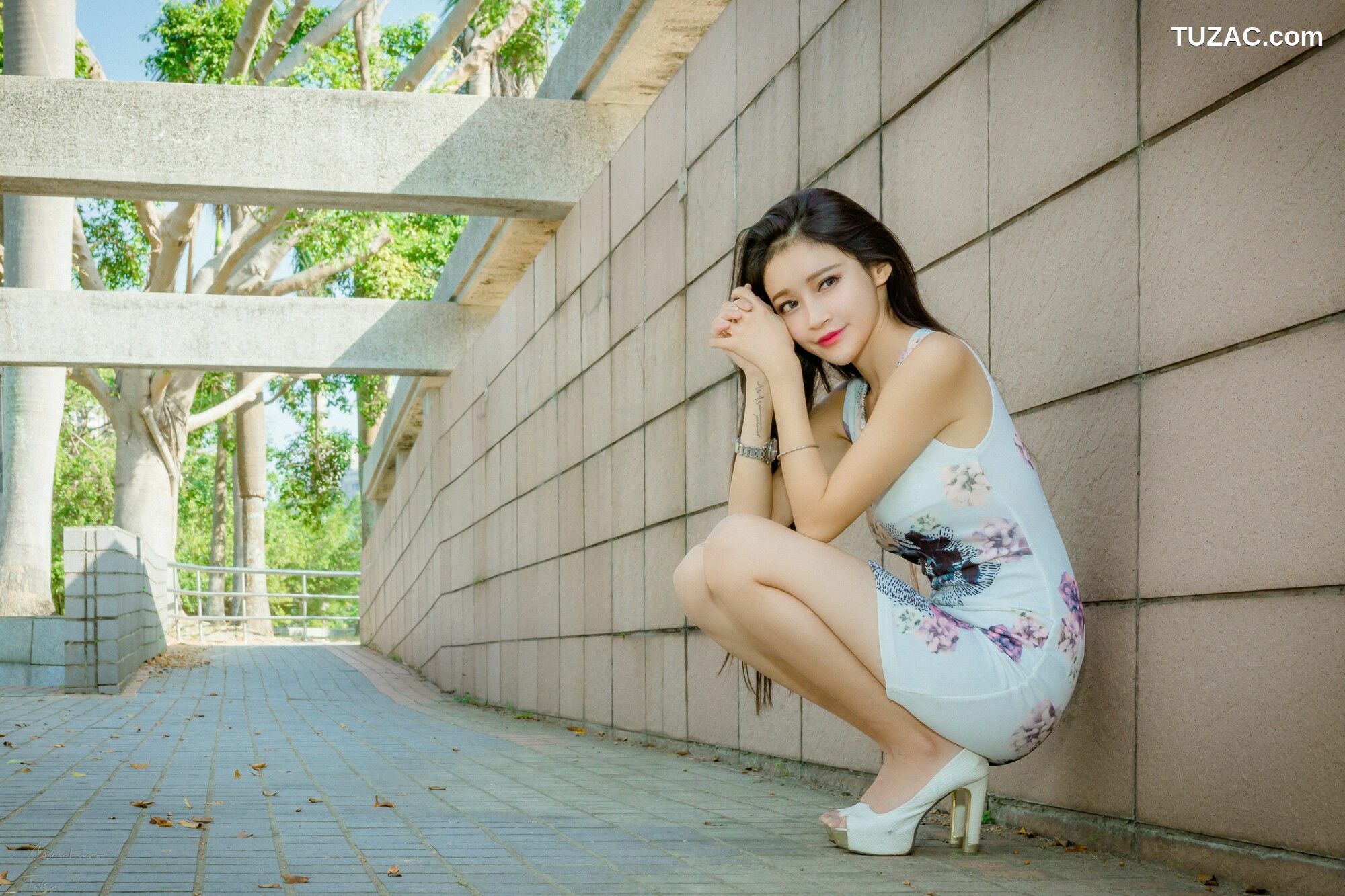 台湾正妹_ 詹艾葳Avril《黑白双色女神街拍》 写真集[71P]