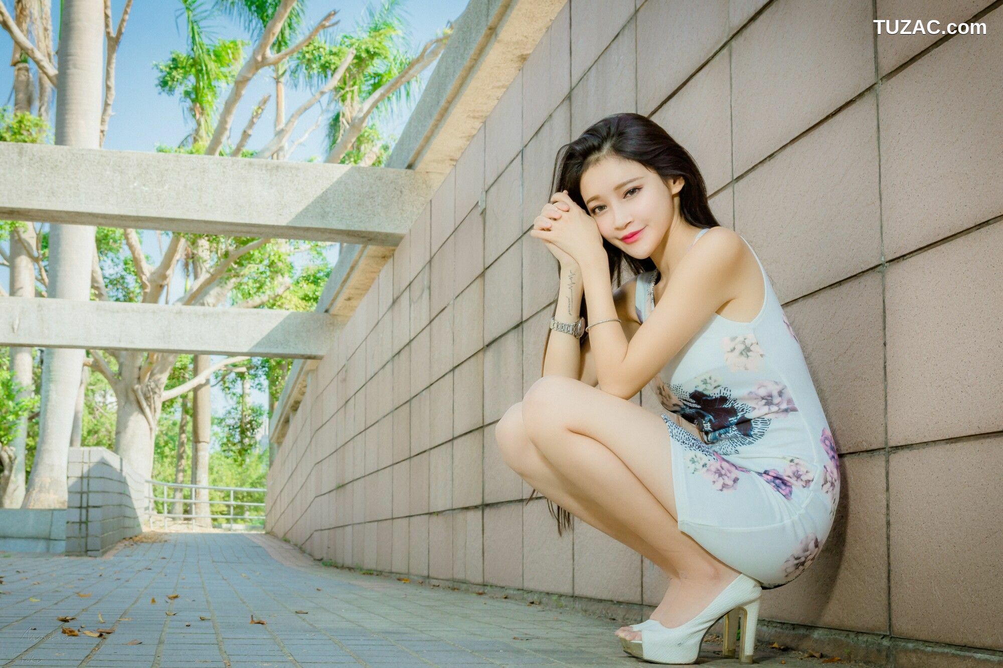 台湾正妹_ 詹艾葳Avril《黑白双色女神街拍》 写真集[71P]