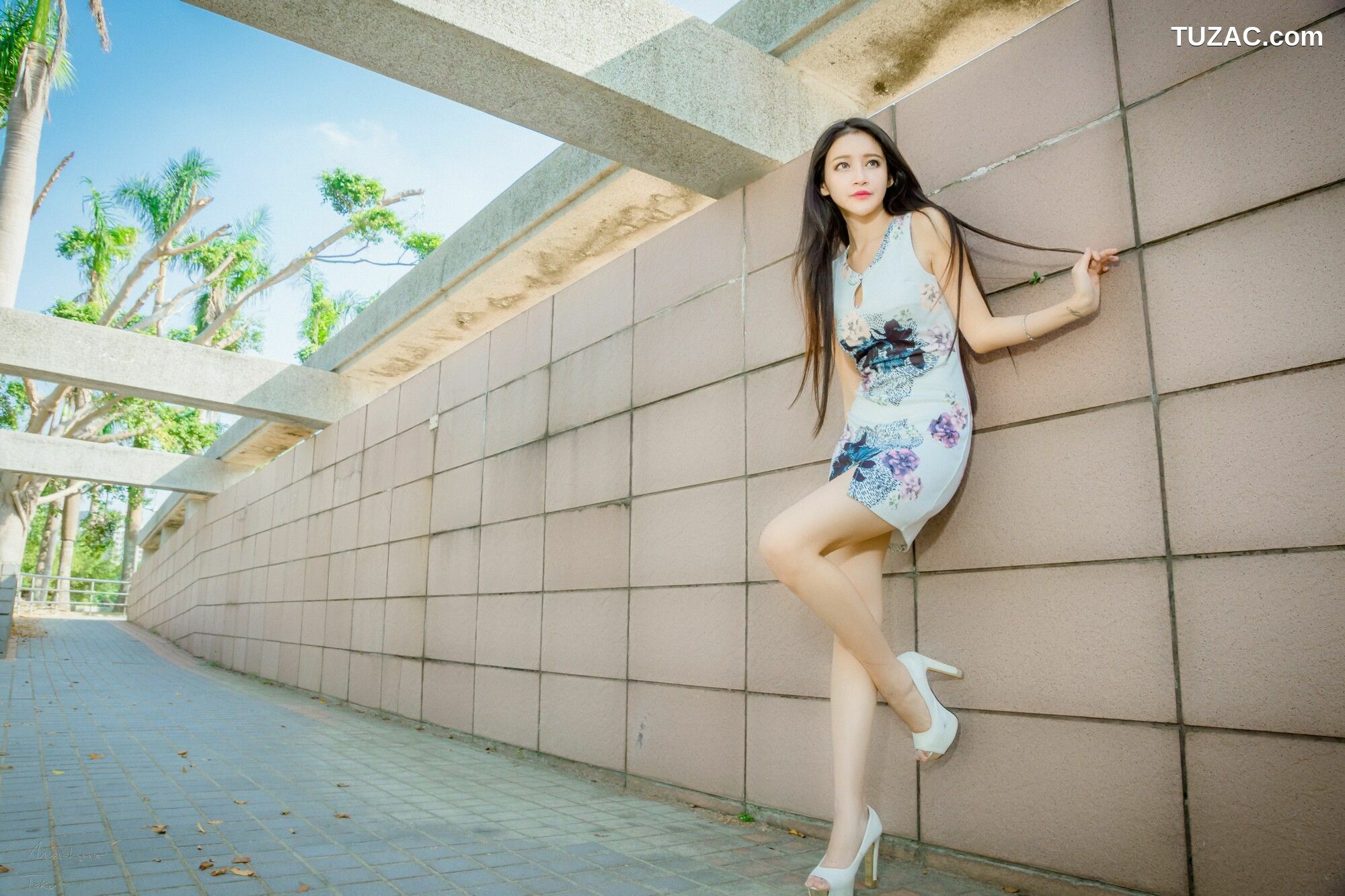 台湾正妹_ 詹艾葳Avril《黑白双色女神街拍》 写真集[71P]