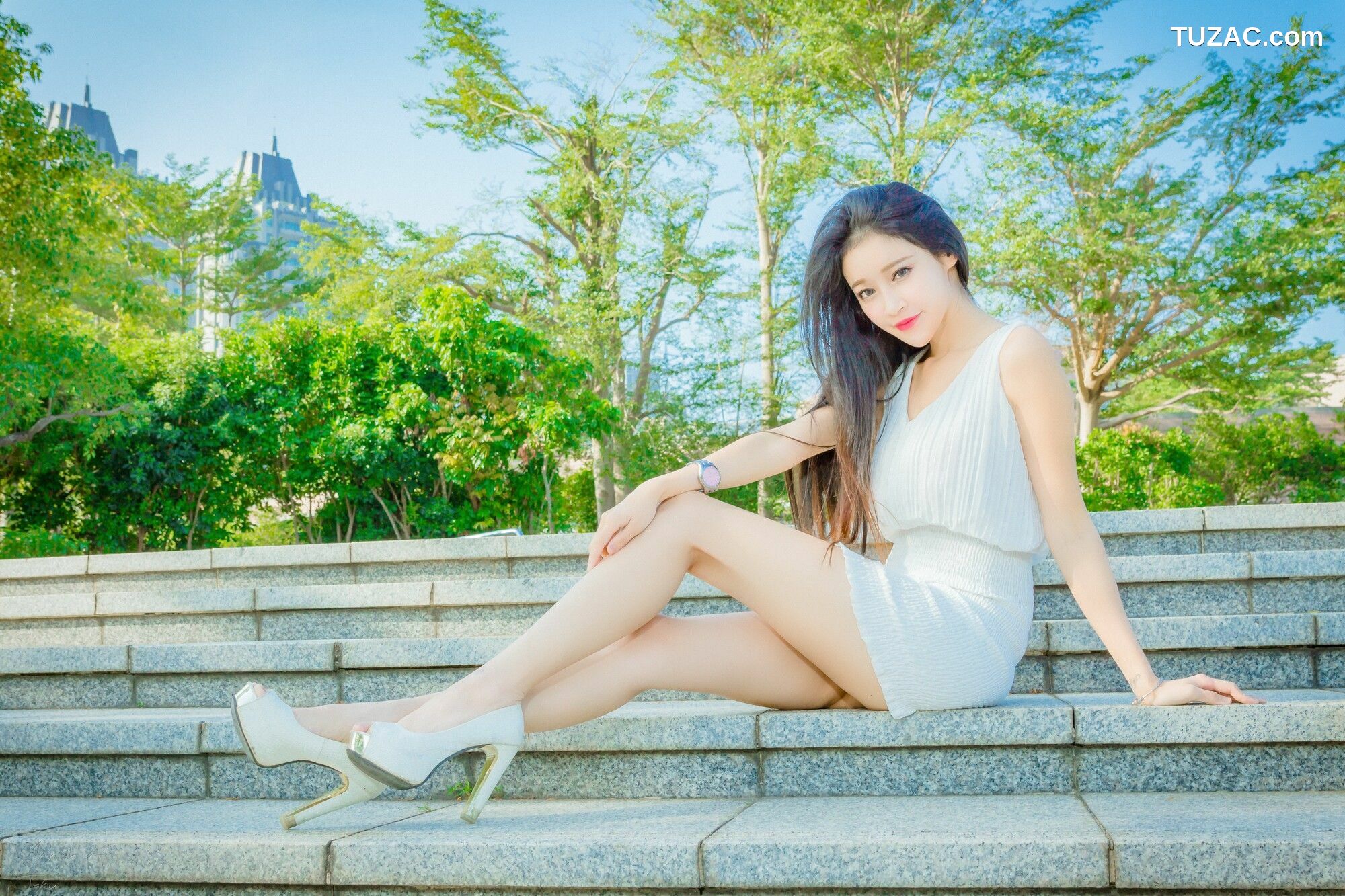 台湾正妹_ 詹艾葳Avril《黑白双色女神街拍》 写真集[71P]