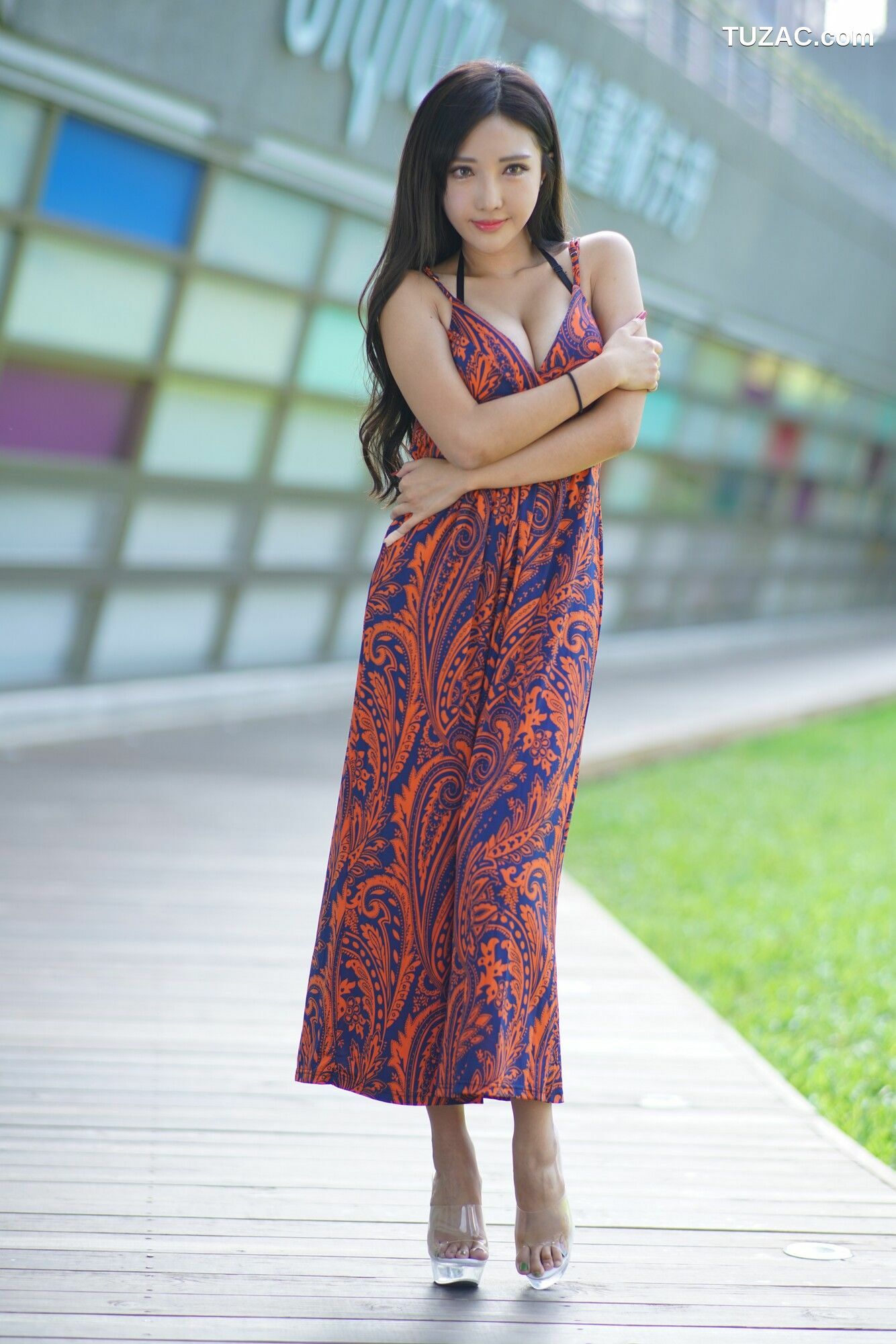 台湾正妹_ 赵芸Syuan《台中美術館 长裙系列》 写真集[68P]