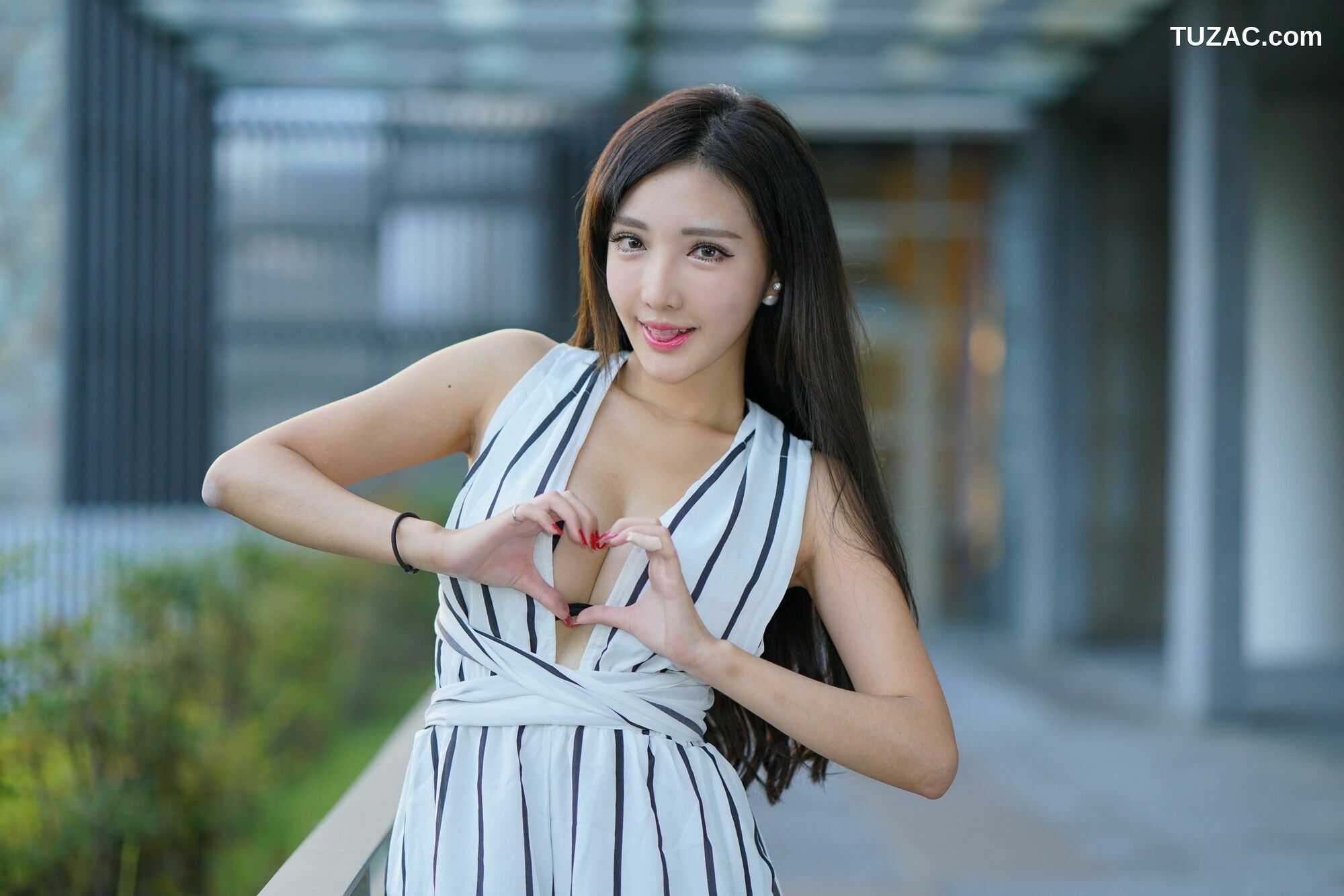 台湾正妹_ 赵芸Syuan《台中美術館》性感街拍 写真集[107P]