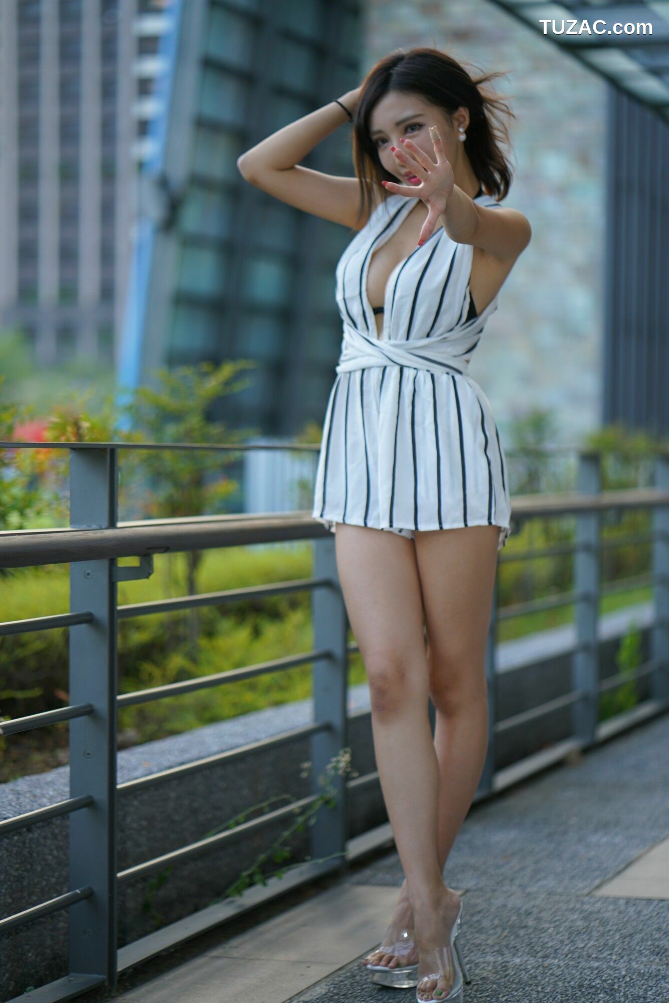 台湾正妹_ 赵芸Syuan《台中美術館》性感街拍 写真集[107P]