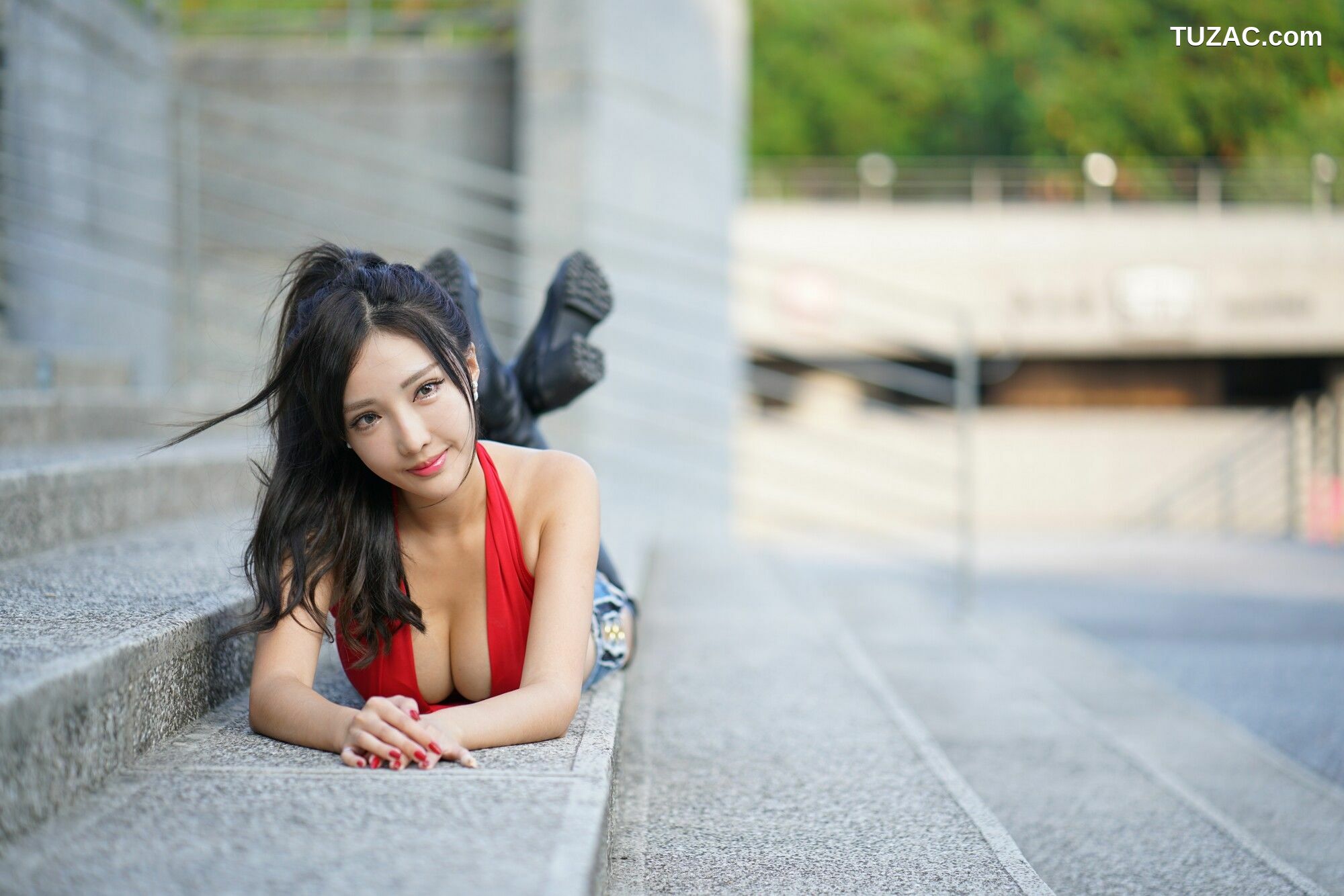 台湾正妹_ 赵芸Syuan《台中美術館》牛仔长靴街拍 写真集[77P]
