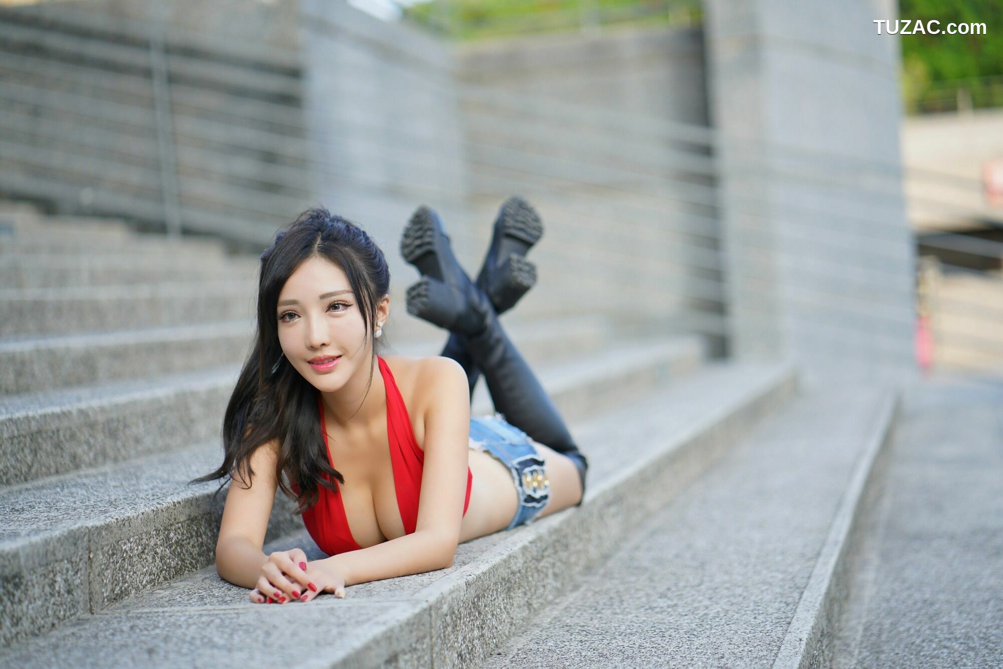 台湾正妹_ 赵芸Syuan《台中美術館》牛仔长靴街拍 写真集[77P]
