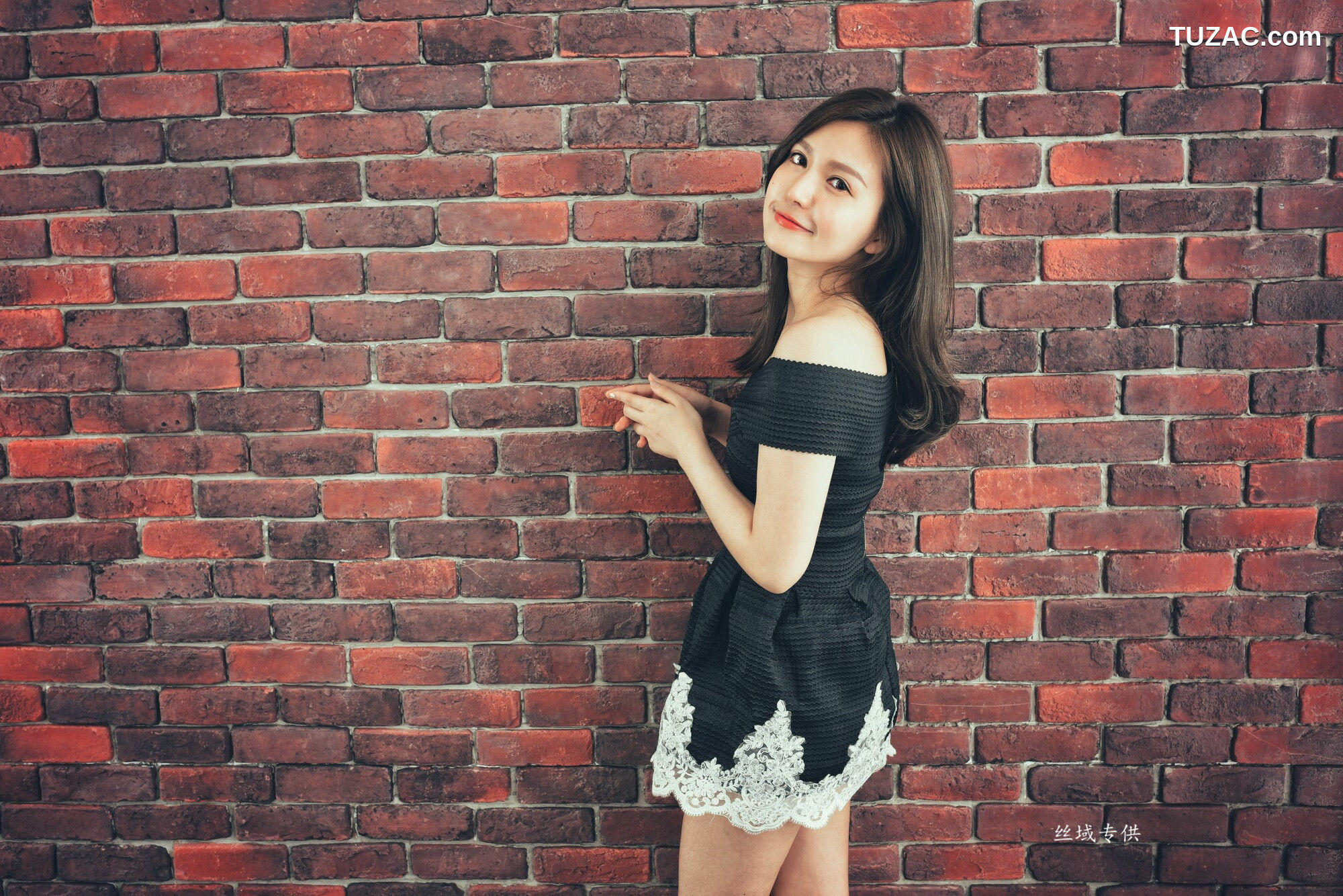 台湾正妹_ 邱爱晨 《2套美腿服装》 写真集[78P]