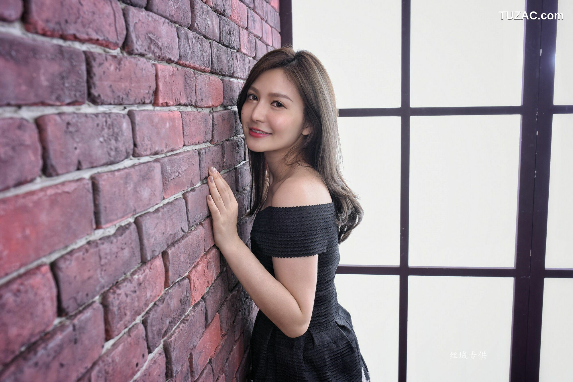 台湾正妹_ 邱爱晨 《2套美腿服装》 写真集[78P]