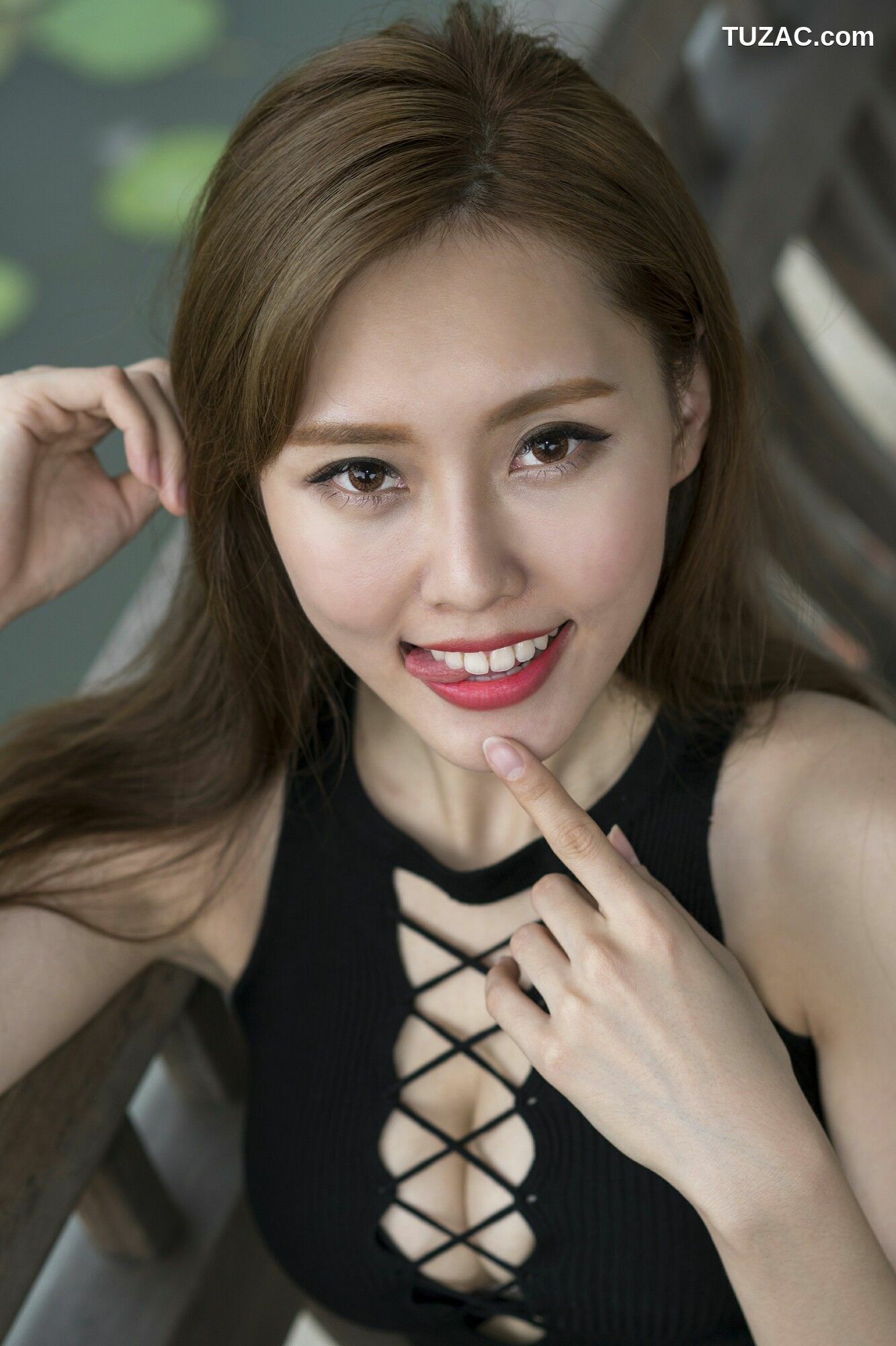 台湾正妹_ 郭珉妏Queenie - 条纹短裙街拍 写真集[69P]