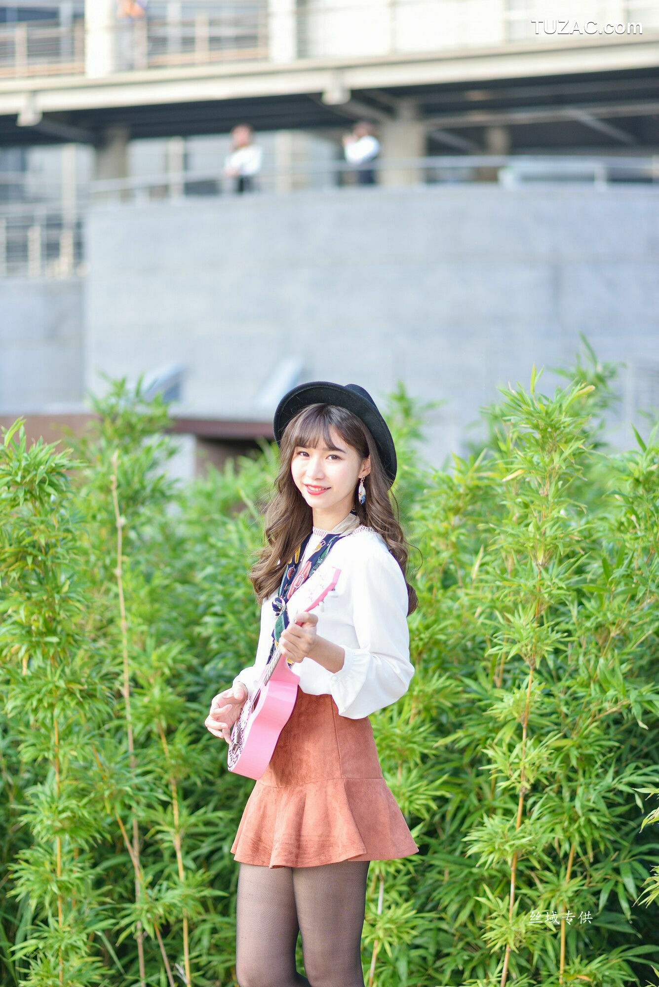 台湾正妹_ 題題《國美館.時裝》黑丝小妹短裙街拍 写真集[134P]