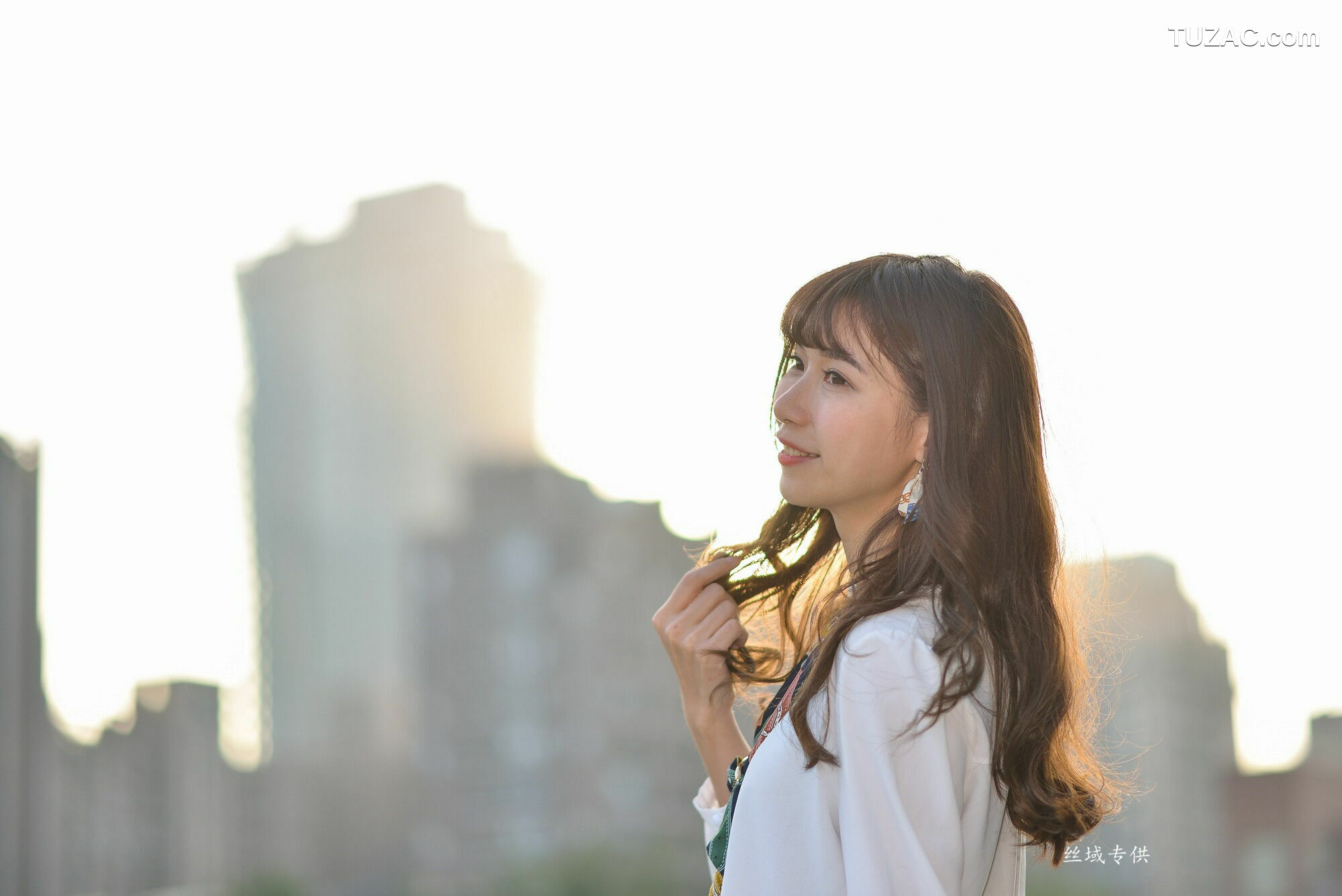 台湾正妹_ 題題《國美館.時裝》黑丝小妹短裙街拍 写真集[134P]